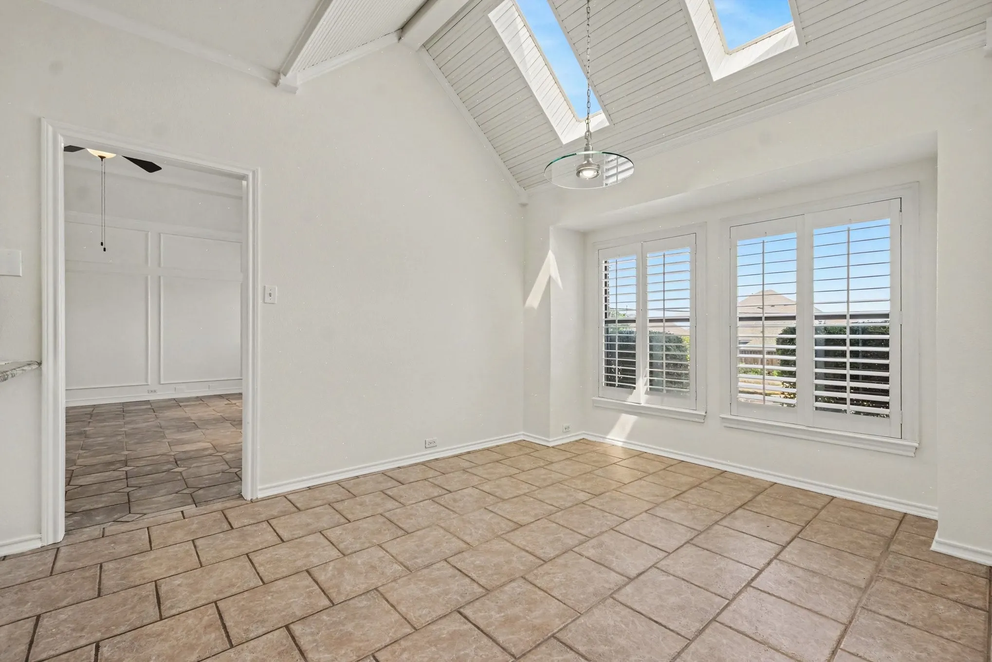 Single Family Residence For Sale in Tarrant County , 3503 Pembrooke Parkway S, Colleyville, Texas 76034, 4 Bedroom, 5 Bathroom, 2 Garage spaces, 4,147 Sqft, built in 1986, mls#21369683, Real Estate Agent in Colleyville, Homes For Sale in Tarrant county, Homes For Sale in Colleyville, Realtor in Colleyville Texas, Real Estate Brokerage Independent Realty Texas, Luminita Cordes Realtor