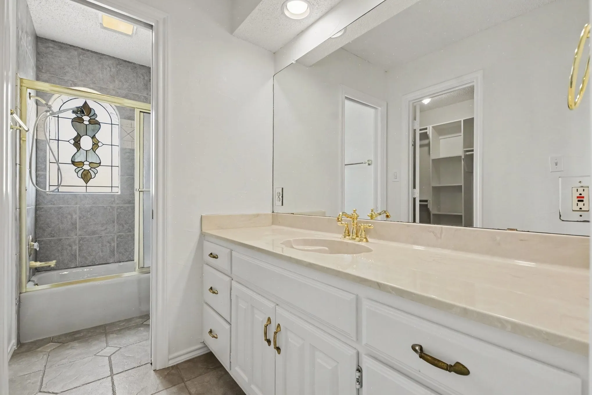 Single Family Residence For Sale in Tarrant County , 3503 Pembrooke Parkway S, Colleyville, Texas 76034, 4 Bedroom, 5 Bathroom, 2 Garage spaces, 4,147 Sqft, built in 1986, mls#21369683, Real Estate Agent in Colleyville, Homes For Sale in Tarrant county, Homes For Sale in Colleyville, Realtor in Colleyville Texas, Real Estate Brokerage Independent Realty Texas, Luminita Cordes Realtor