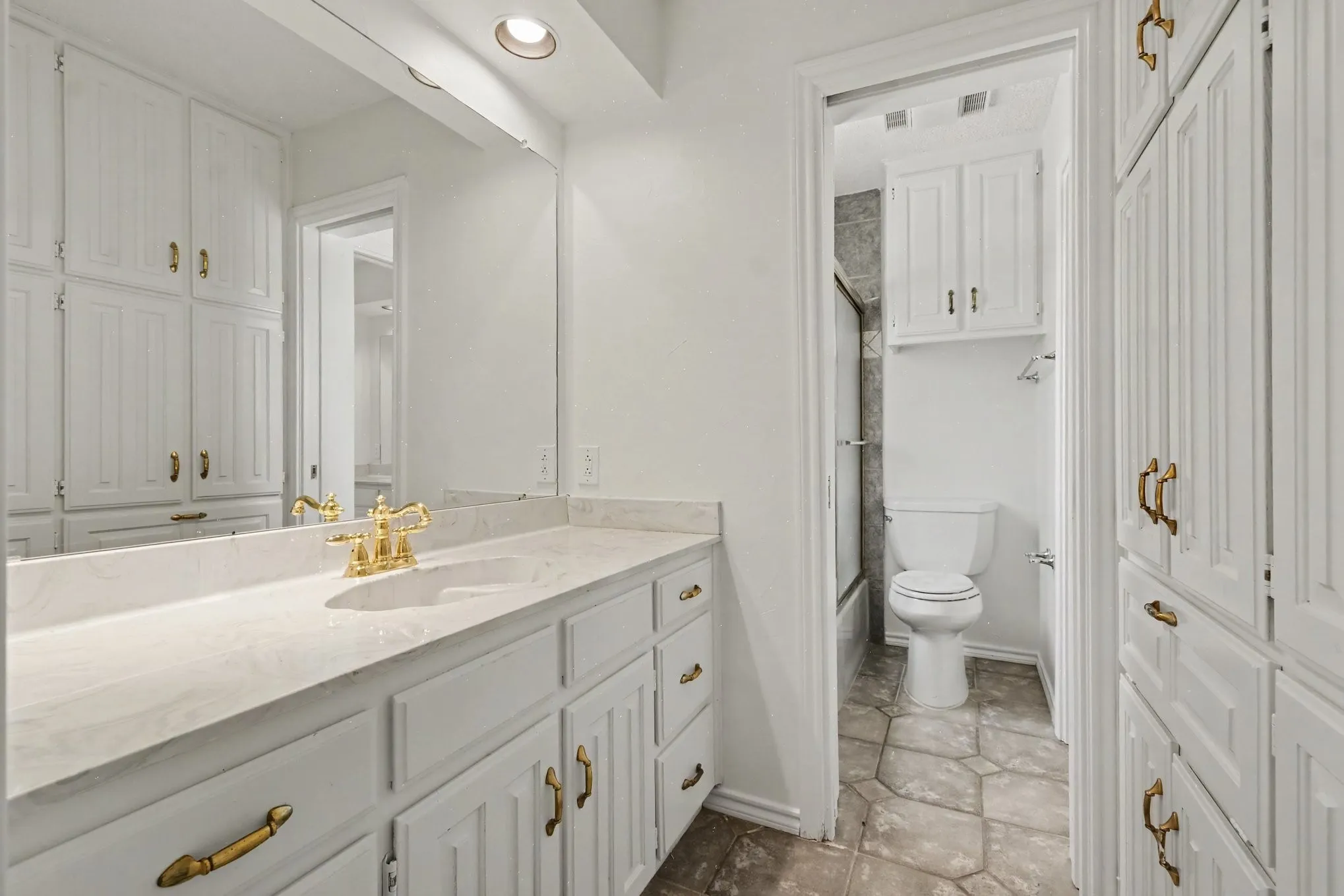 Single Family Residence For Sale in Tarrant County , 3503 Pembrooke Parkway S, Colleyville, Texas 76034, 4 Bedroom, 5 Bathroom, 2 Garage spaces, 4,147 Sqft, built in 1986, mls#21369683, Real Estate Agent in Colleyville, Homes For Sale in Tarrant county, Homes For Sale in Colleyville, Realtor in Colleyville Texas, Real Estate Brokerage Independent Realty Texas, Luminita Cordes Realtor