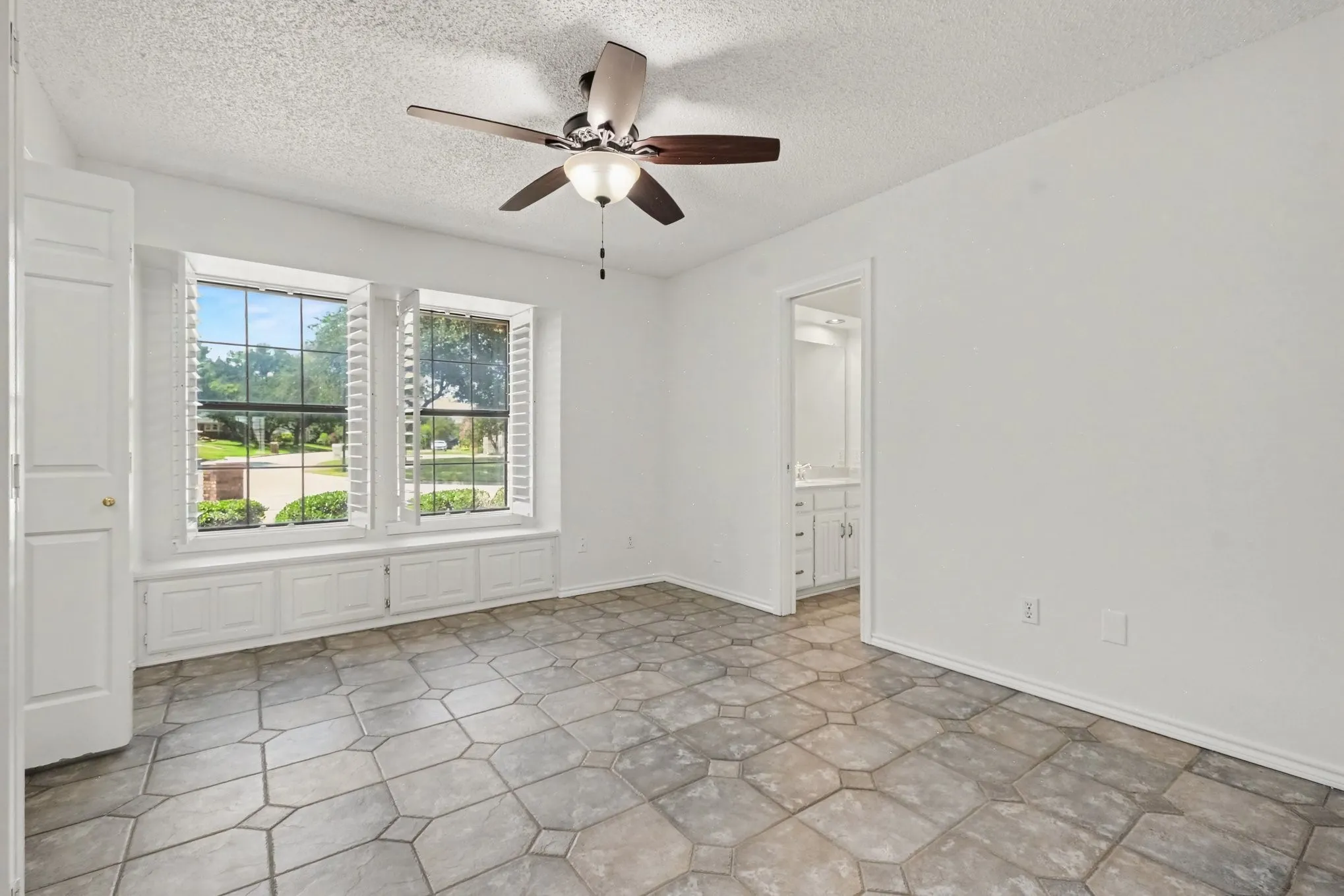 Single Family Residence For Sale in Tarrant County , 3503 Pembrooke Parkway S, Colleyville, Texas 76034, 4 Bedroom, 5 Bathroom, 2 Garage spaces, 4,147 Sqft, built in 1986, mls#21369683, Real Estate Agent in Colleyville, Homes For Sale in Tarrant county, Homes For Sale in Colleyville, Realtor in Colleyville Texas, Real Estate Brokerage Independent Realty Texas, Luminita Cordes Realtor