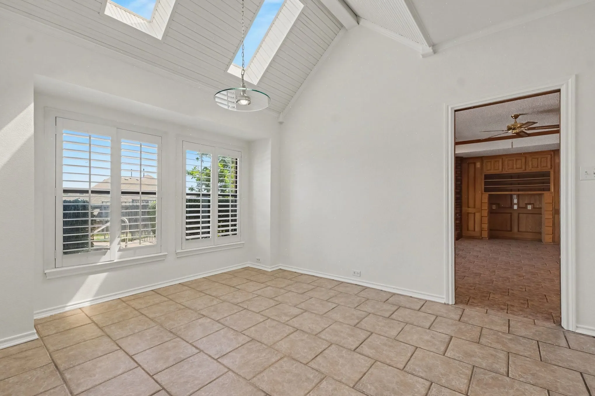 Single Family Residence For Sale in Tarrant County , 3503 Pembrooke Parkway S, Colleyville, Texas 76034, 4 Bedroom, 5 Bathroom, 2 Garage spaces, 4,147 Sqft, built in 1986, mls#21369683, Real Estate Agent in Colleyville, Homes For Sale in Tarrant county, Homes For Sale in Colleyville, Realtor in Colleyville Texas, Real Estate Brokerage Independent Realty Texas, Luminita Cordes Realtor