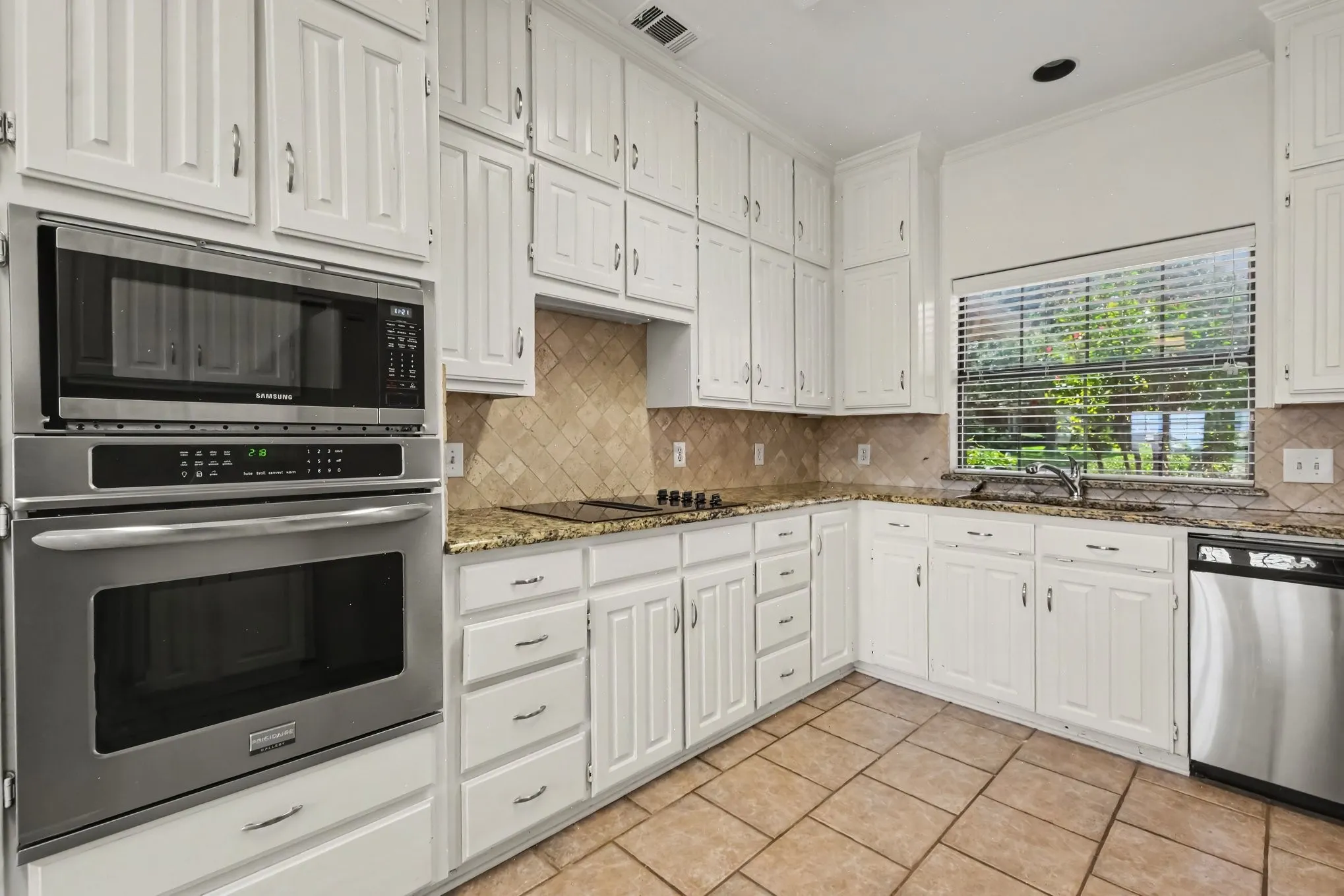 Single Family Residence For Sale in Tarrant County , 3503 Pembrooke Parkway S, Colleyville, Texas 76034, 4 Bedroom, 5 Bathroom, 2 Garage spaces, 4,147 Sqft, built in 1986, mls#21369683, Real Estate Agent in Colleyville, Homes For Sale in Tarrant county, Homes For Sale in Colleyville, Realtor in Colleyville Texas, Real Estate Brokerage Independent Realty Texas, Luminita Cordes Realtor