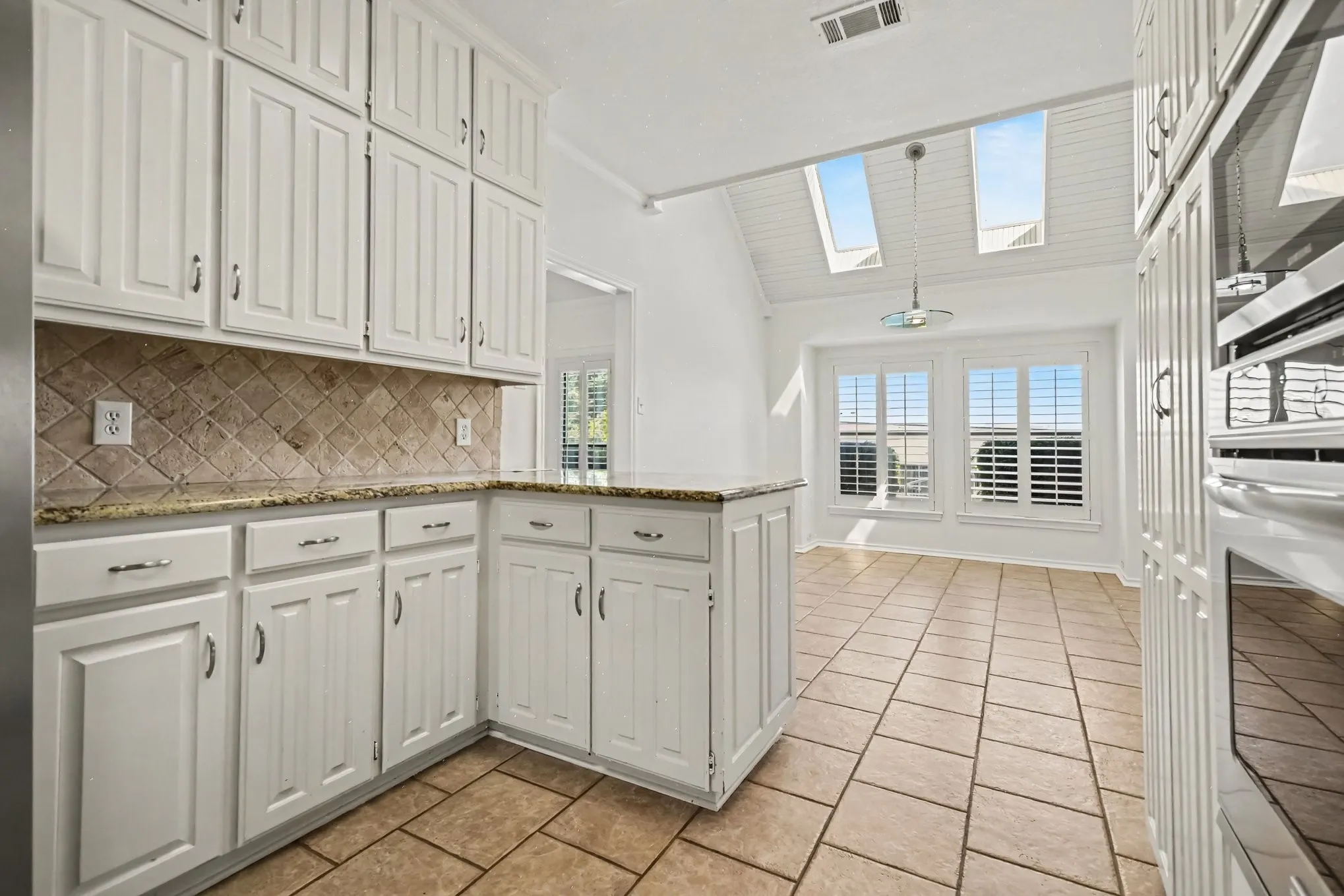 Single Family Residence For Sale in Tarrant County , 3503 Pembrooke Parkway S, Colleyville, Texas 76034, 4 Bedroom, 5 Bathroom, 2 Garage spaces, 4,147 Sqft, built in 1986, mls#21369683, Real Estate Agent in Colleyville, Homes For Sale in Tarrant county, Homes For Sale in Colleyville, Realtor in Colleyville Texas, Real Estate Brokerage Independent Realty Texas, Luminita Cordes Realtor