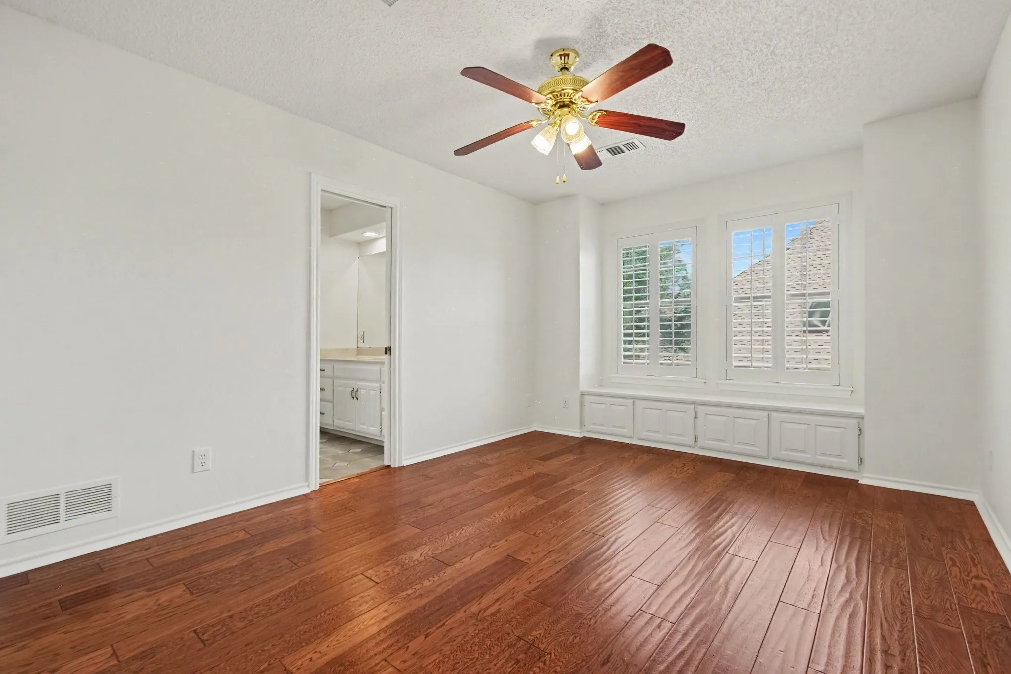 Single Family Residence For Sale in Tarrant County , 3503 Pembrooke Parkway S, Colleyville, Texas 76034, 4 Bedroom, 5 Bathroom, 2 Garage spaces, 4,147 Sqft, built in 1986, mls#21369683, Real Estate Agent in Colleyville, Homes For Sale in Tarrant county, Homes For Sale in Colleyville, Realtor in Colleyville Texas, Real Estate Brokerage Independent Realty Texas, Luminita Cordes Realtor