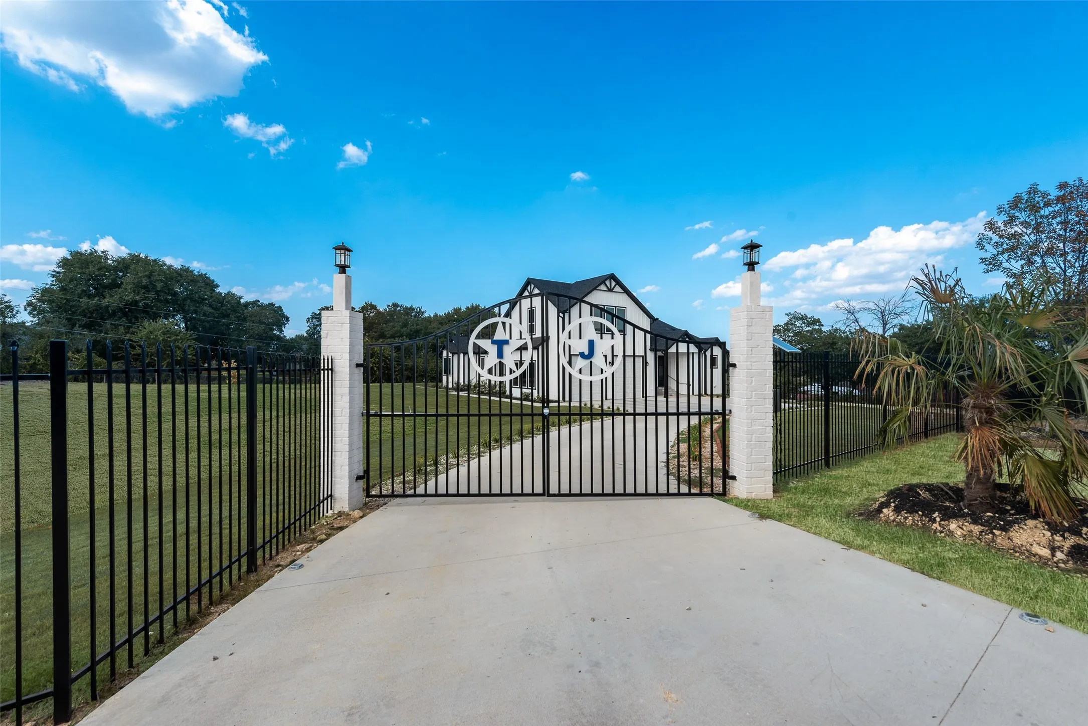 Single Family Residence For Sale in Tarrant County , 911 Oldgate Road, Lakeside, Texas 76108, 5 Bedroom, 7 Bathroom, 2 Garage spaces, 6,271 Sqft, built in 2026, mls#21387738, Real Estate Agent in Lakeside, Homes For Sale in Tarrant county, Homes For Sale in Lakeside, Realtor in Lakeside Texas, Real Estate Brokerage Independent Realty Texas, Luminita Cordes Realtor