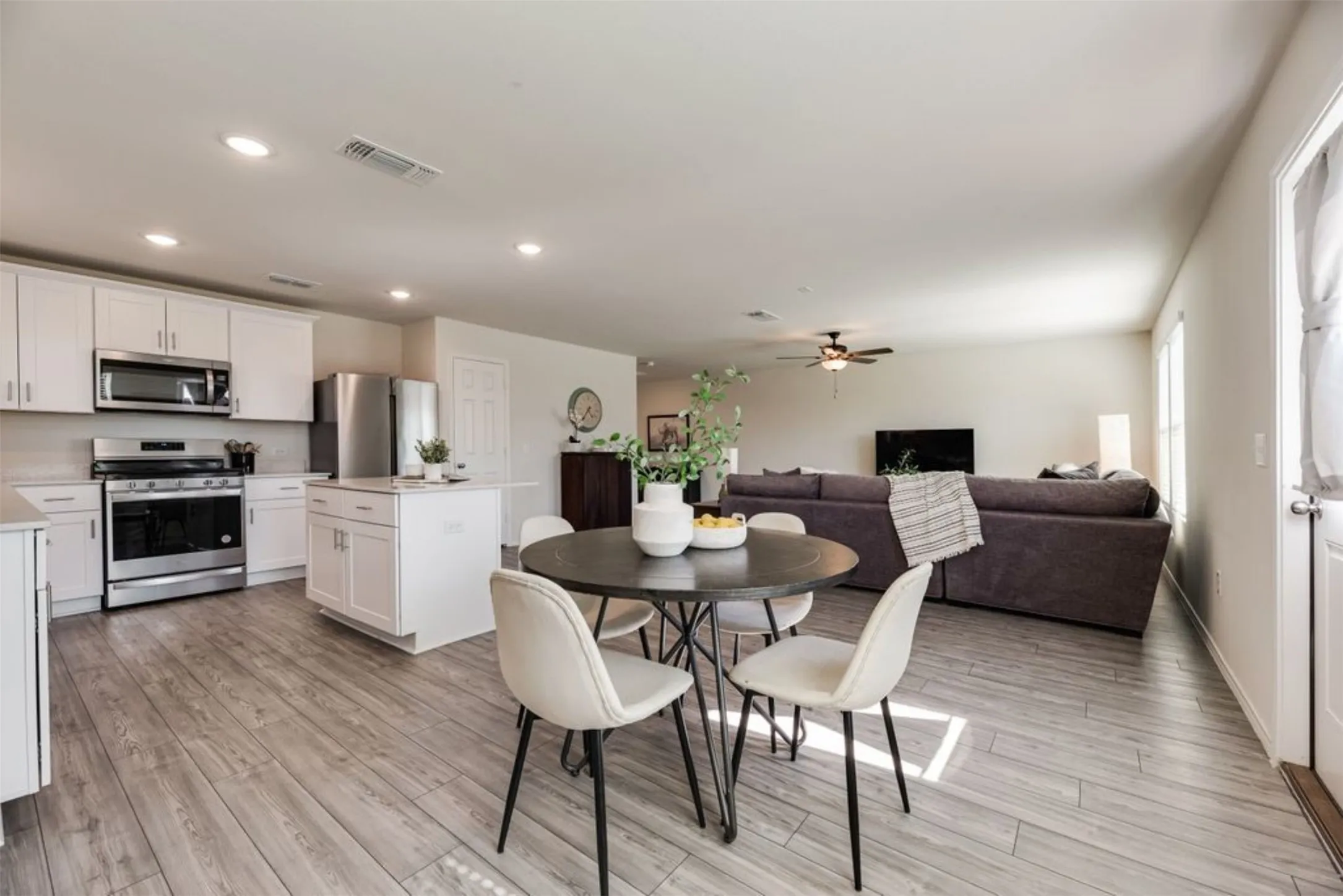 Single Family Residence For Sale in Denton County , 7005 Adderly Road, Pilot Point, Texas 76258, 4 Bedroom, 3 Bathroom, 2 Garage spaces, 2,323 Sqft, built in 2022, mls#21387666, Real Estate Agent in Pilot Point, Homes For Sale in Denton county, Homes For Sale in Pilot Point, Realtor in Pilot Point Texas, Real Estate Brokerage Independent Realty Texas, Luminita Cordes Realtor