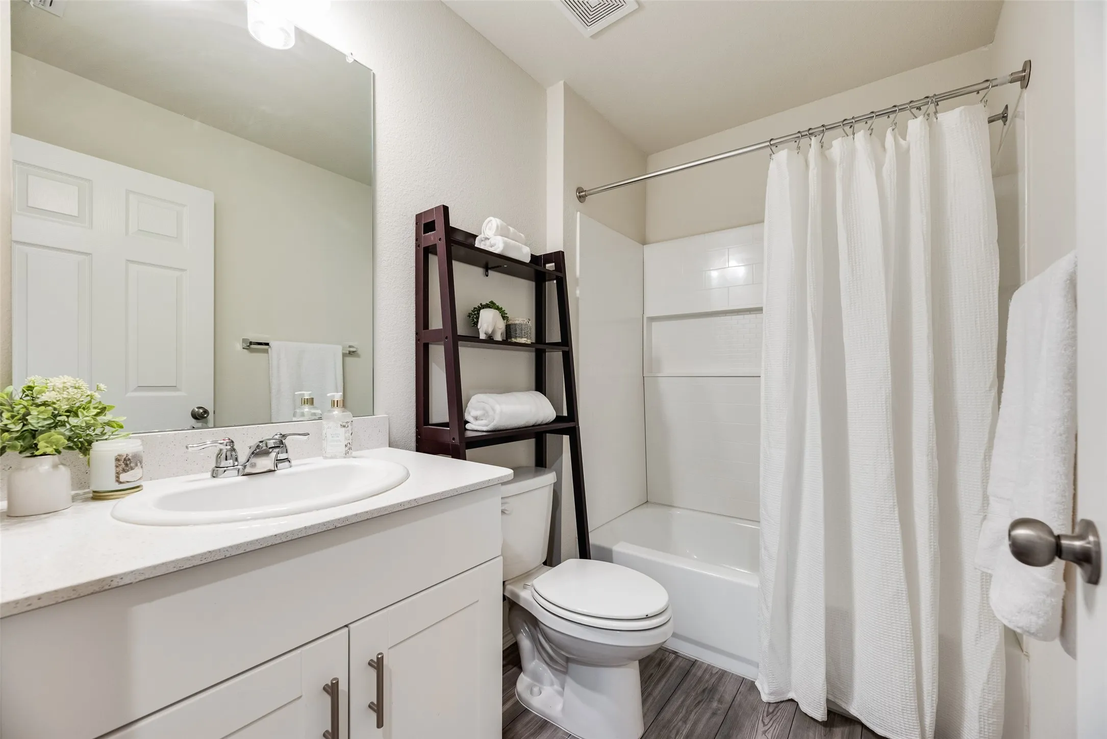 Single Family Residence For Sale in Denton County , 7005 Adderly Road, Pilot Point, Texas 76258, 4 Bedroom, 3 Bathroom, 2 Garage spaces, 2,323 Sqft, built in 2022, mls#21387666, Real Estate Agent in Pilot Point, Homes For Sale in Denton county, Homes For Sale in Pilot Point, Realtor in Pilot Point Texas, Real Estate Brokerage Independent Realty Texas, Luminita Cordes Realtor