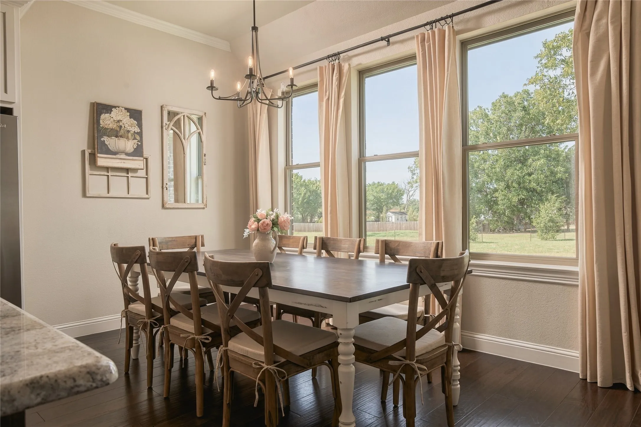 Surrounded by windows and mature-tree views, the dining area turns everyday meals into an experience connected to the property.