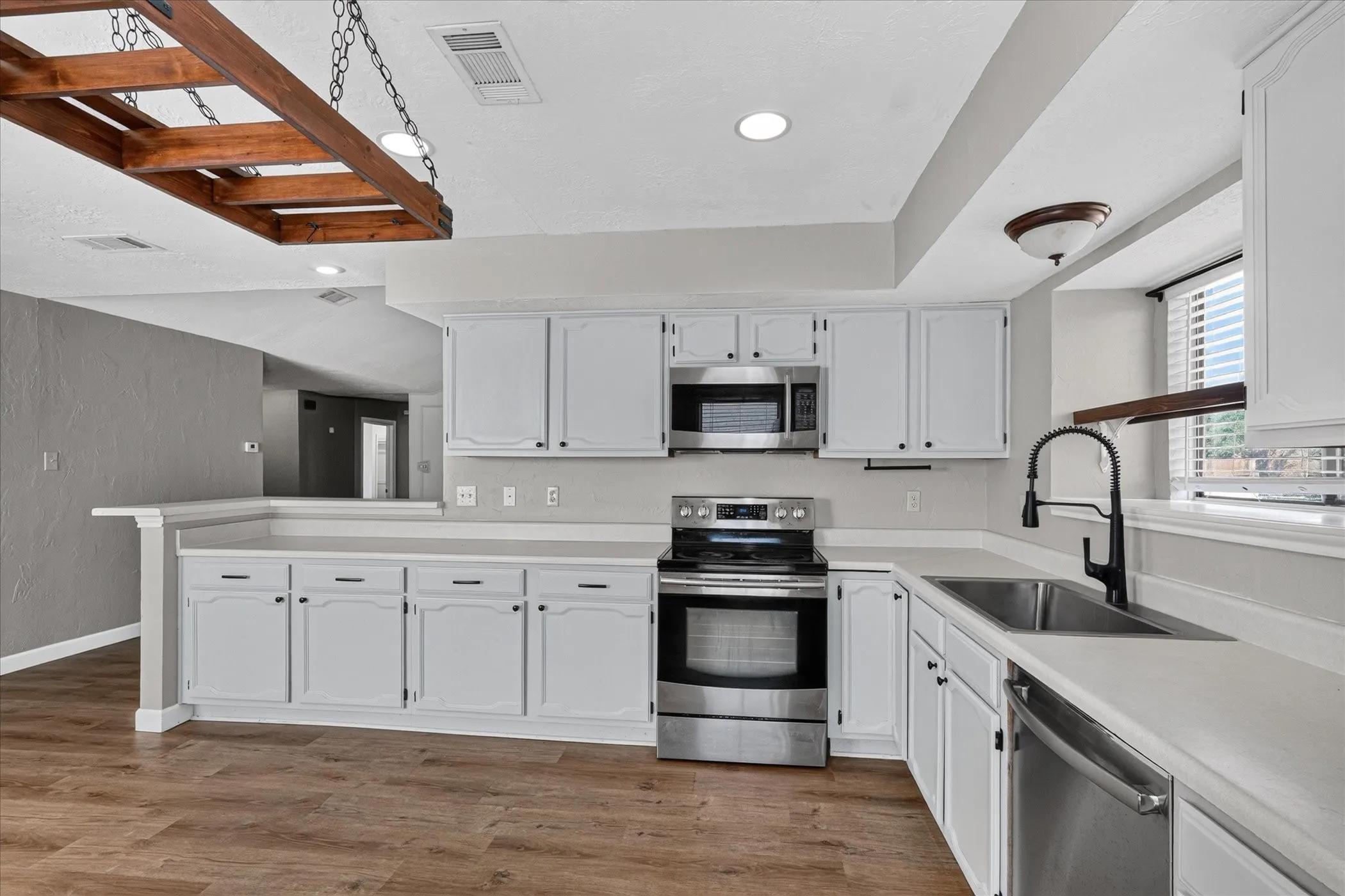Single Family Residence For Rent in Dallas County , 1029 Field Trail Drive, Mesquite, Texas 75150, 3 Bedroom, 2 Bathroom, 1 Garage spaces, 1,519 Sqft, built in 1982, mls#21387744, Real Estate Agent in Mesquite, Homes For Rent in Dallas county, Homes For Rent in Mesquite, Realtor in Mesquite Texas, Real Estate Brokerage Independent Realty Texas, Luminita Cordes Realtor