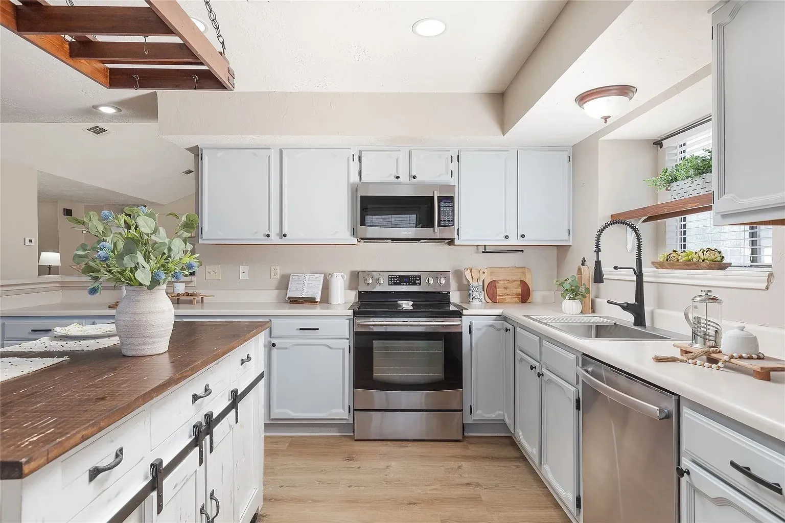 Single Family Residence For Rent in Dallas County , 1029 Field Trail Drive, Mesquite, Texas 75150, 3 Bedroom, 2 Bathroom, 1 Garage spaces, 1,519 Sqft, built in 1982, mls#21387744, Real Estate Agent in Mesquite, Homes For Rent in Dallas county, Homes For Rent in Mesquite, Realtor in Mesquite Texas, Real Estate Brokerage Independent Realty Texas, Luminita Cordes Realtor