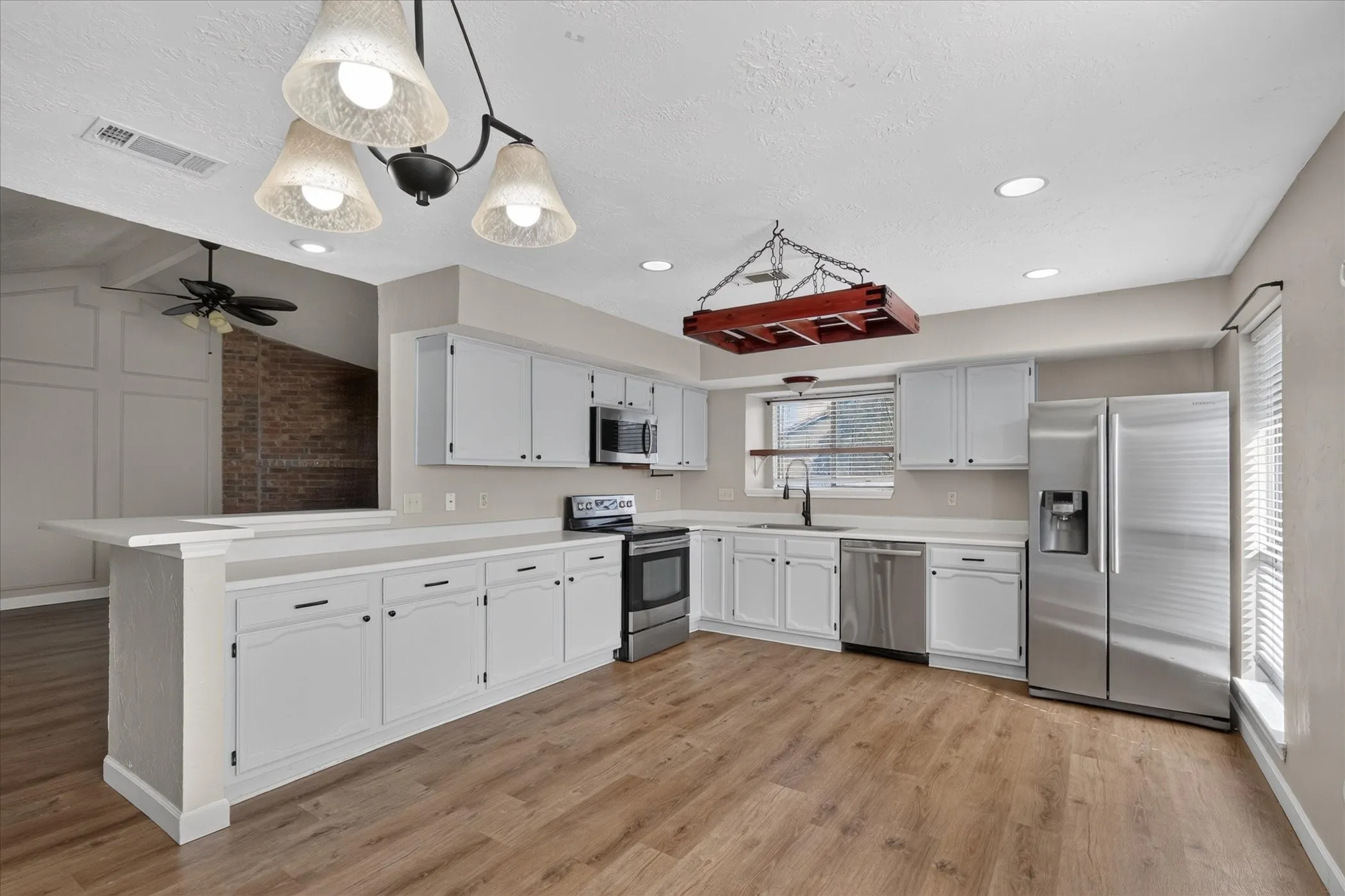 Single Family Residence For Rent in Dallas County , 1029 Field Trail Drive, Mesquite, Texas 75150, 3 Bedroom, 2 Bathroom, 1 Garage spaces, 1,519 Sqft, built in 1982, mls#21387744, Real Estate Agent in Mesquite, Homes For Rent in Dallas county, Homes For Rent in Mesquite, Realtor in Mesquite Texas, Real Estate Brokerage Independent Realty Texas, Luminita Cordes Realtor