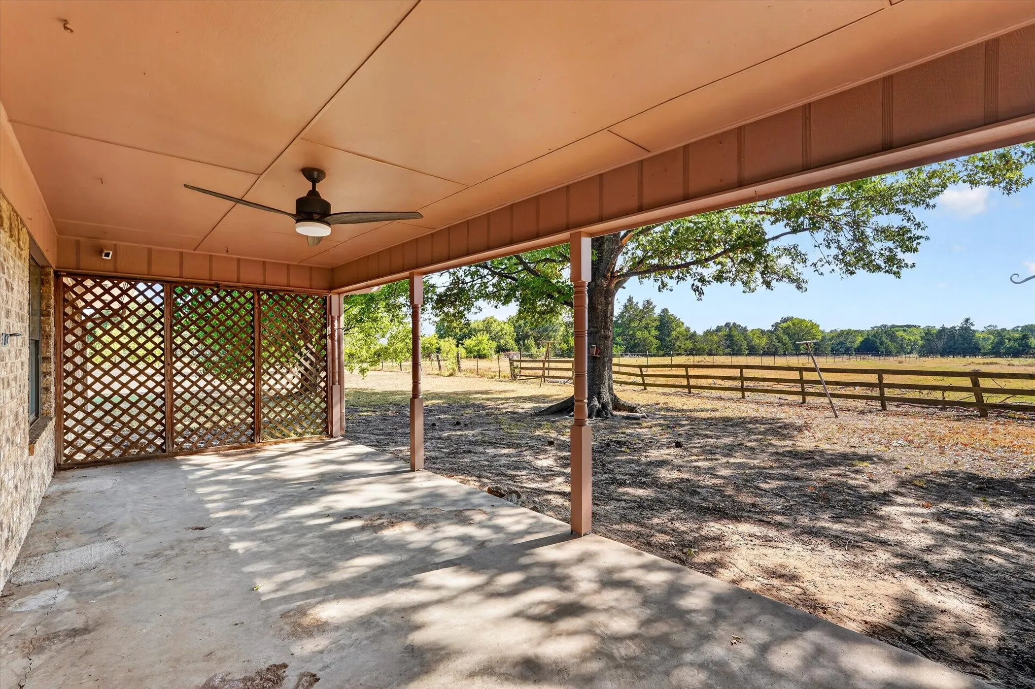Covered patio with a concrete surface and a ceiling fan