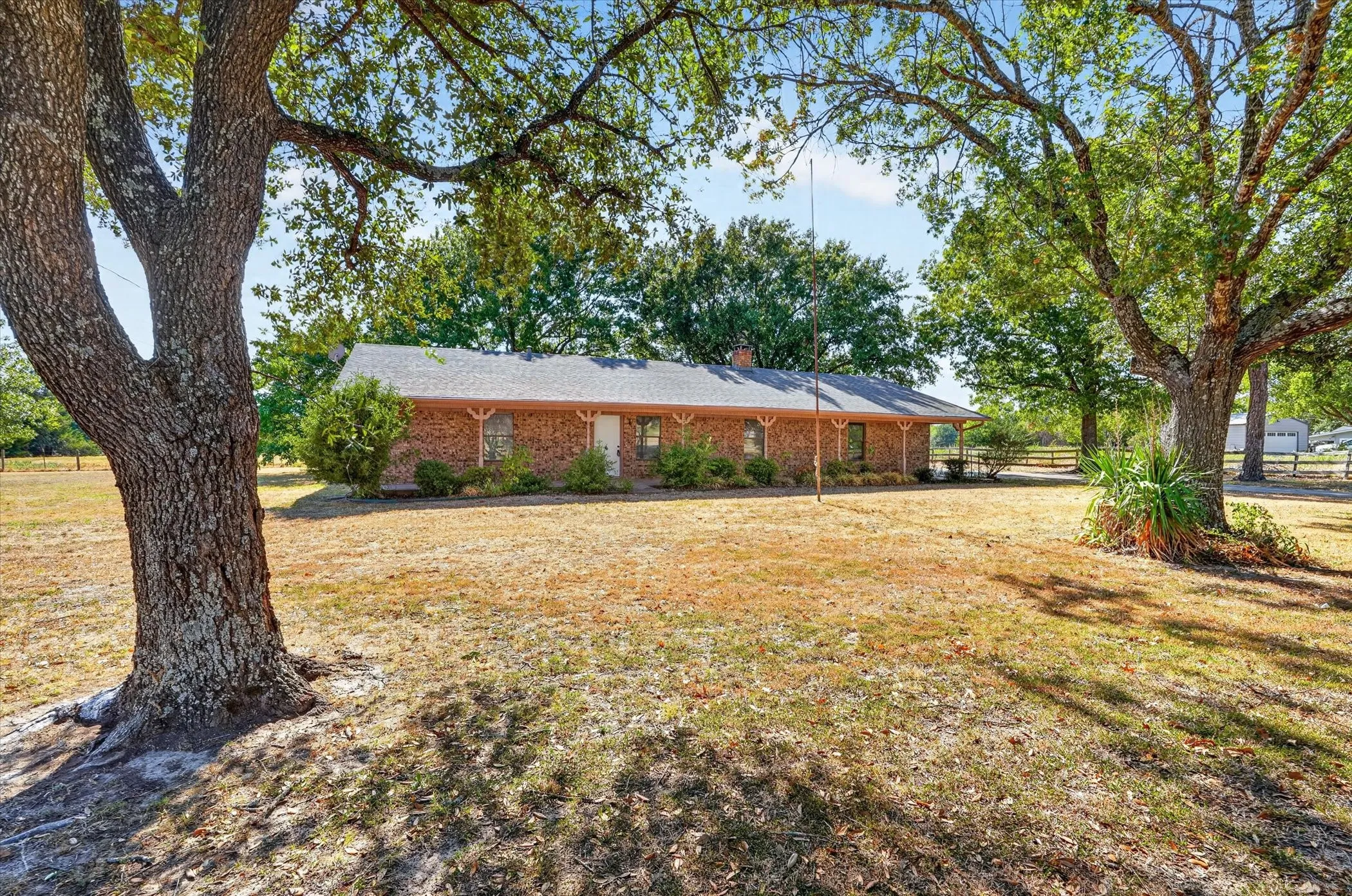 Single Family Residence For Sale in Hunt County , 3048 Fm 36 S, Caddo Mills, Texas 75135, 2 Bedroom, 2 Bathroom, 2 Garage spaces, 1,380 Sqft, built in 1990, mls#21387750, Real Estate Agent in Caddo Mills, Homes For Sale in Hunt county, Homes For Sale in Caddo Mills, Realtor in Caddo Mills Texas, Real Estate Brokerage Independent Realty Texas, Luminita Cordes Realtor