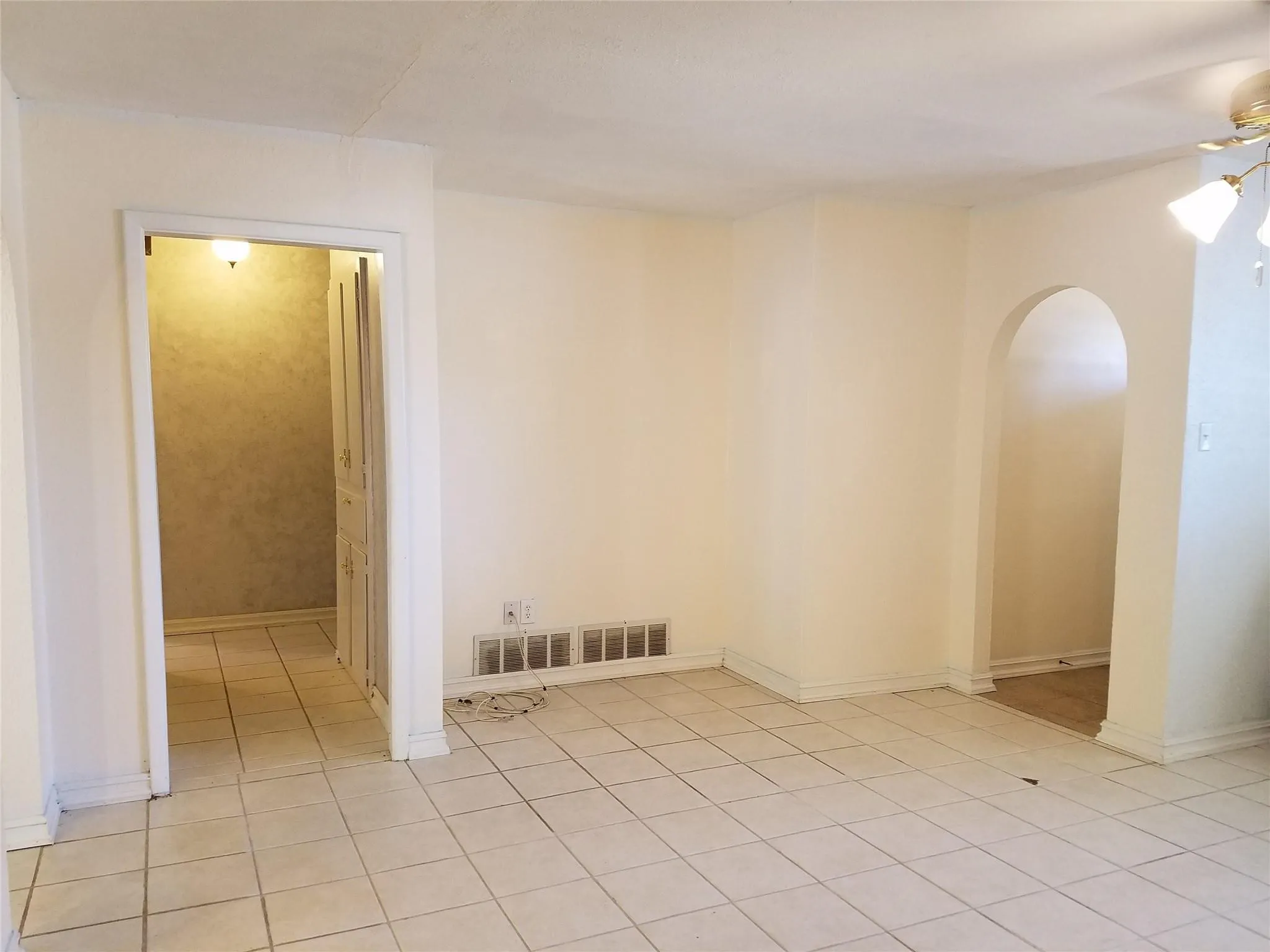 Single Family Residence For Rent in Tarrant County , 702 Jones Street, Euless, Texas 76040, 3 Bedroom, 2 Bathroom, 2 Garage spaces, 1,330 Sqft, built in 1962, mls#21385821, Real Estate Agent in Euless, Homes For Rent in Tarrant county, Homes For Rent in Euless, Realtor in Euless Texas, Real Estate Brokerage Independent Realty Texas, Luminita Cordes Realtor