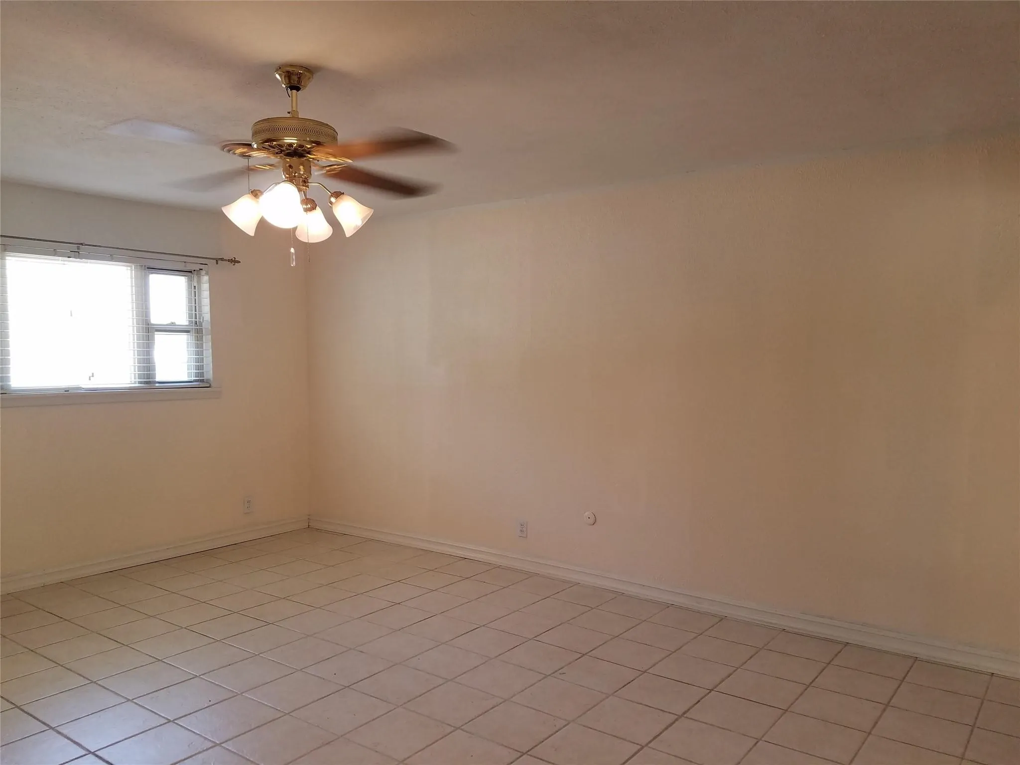 Single Family Residence For Rent in Tarrant County , 702 Jones Street, Euless, Texas 76040, 3 Bedroom, 2 Bathroom, 2 Garage spaces, 1,330 Sqft, built in 1962, mls#21385821, Real Estate Agent in Euless, Homes For Rent in Tarrant county, Homes For Rent in Euless, Realtor in Euless Texas, Real Estate Brokerage Independent Realty Texas, Luminita Cordes Realtor