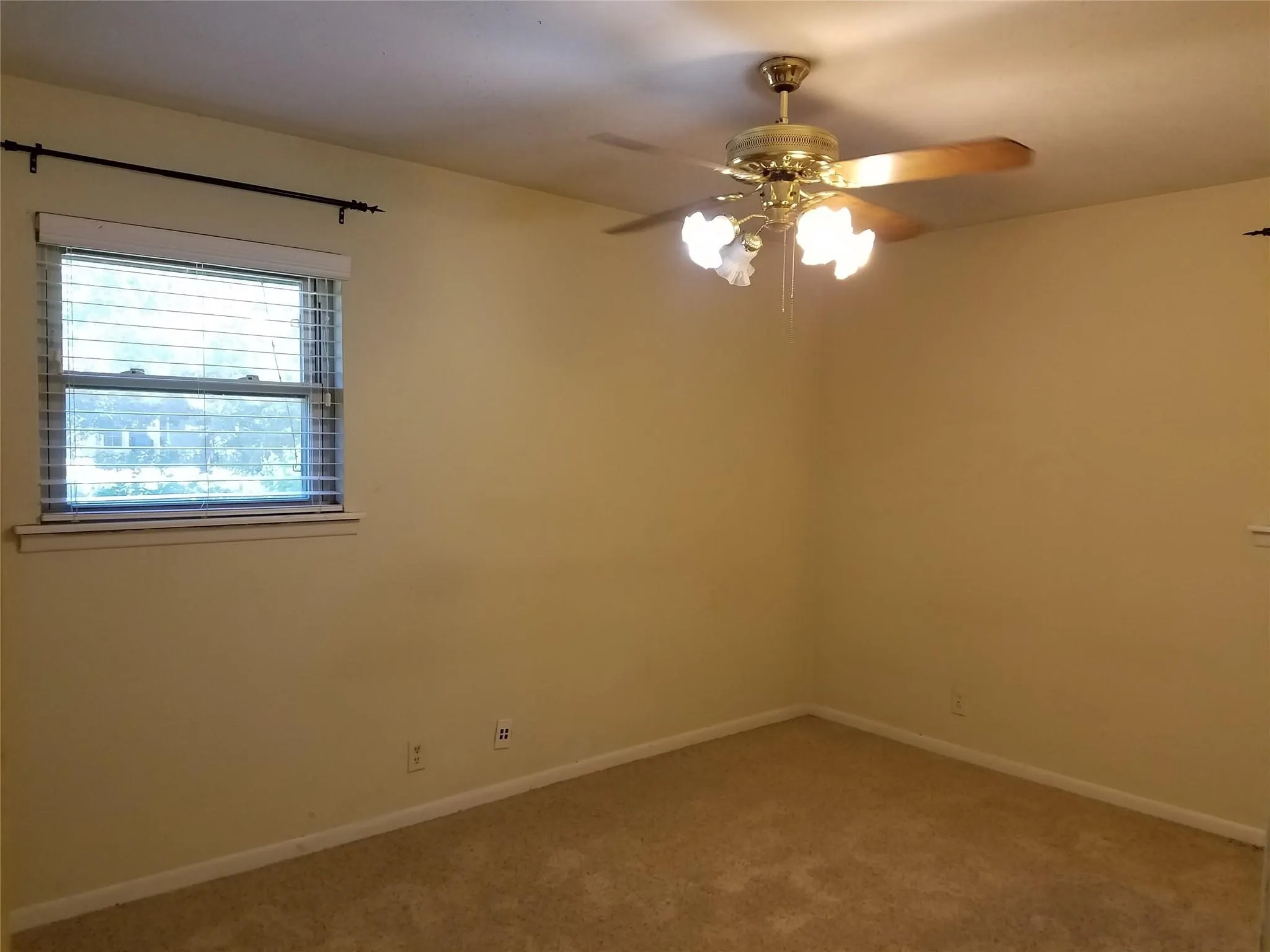 Single Family Residence For Rent in Tarrant County , 702 Jones Street, Euless, Texas 76040, 3 Bedroom, 2 Bathroom, 2 Garage spaces, 1,330 Sqft, built in 1962, mls#21385821, Real Estate Agent in Euless, Homes For Rent in Tarrant county, Homes For Rent in Euless, Realtor in Euless Texas, Real Estate Brokerage Independent Realty Texas, Luminita Cordes Realtor