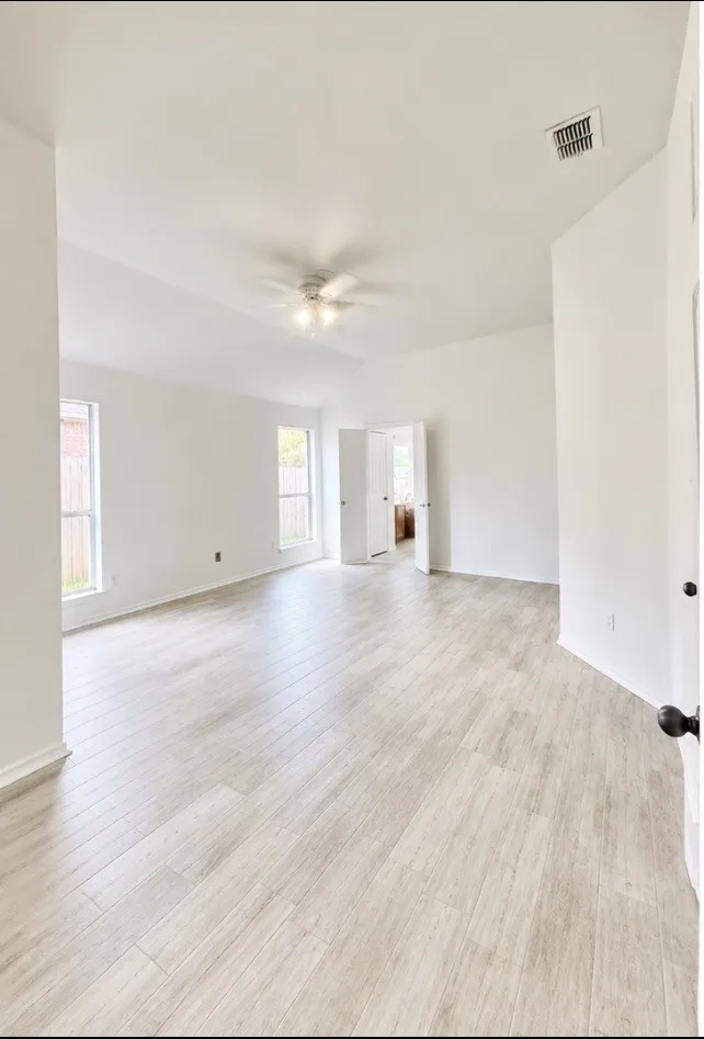 Single Family Residence For Sale in Smith County , 5300 Meadow Court, Flint, Texas 75762, 3 Bedroom, 2 Bathroom, 2 Garage spaces, 1,772 Sqft, built in 2004, mls#21386639, Real Estate Agent in Flint, Homes For Sale in Smith county, Homes For Sale in Flint, Realtor in Flint Texas, Real Estate Brokerage Independent Realty Texas, Luminita Cordes Realtor