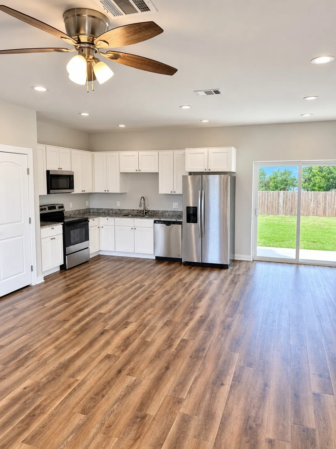 Single Family Residence For Sale in Navarro County , 3840 Skylane Avenue, Corsicana, Texas 75110, 3 Bedroom, 2 Bathroom, 2 Garage spaces, 1,401 Sqft, built in 2022, mls#21386444, Real Estate Agent in Corsicana, Homes For Sale in Navarro county, Homes For Sale in Corsicana, Realtor in Corsicana Texas, Real Estate Brokerage Independent Realty Texas, Luminita Cordes Realtor
