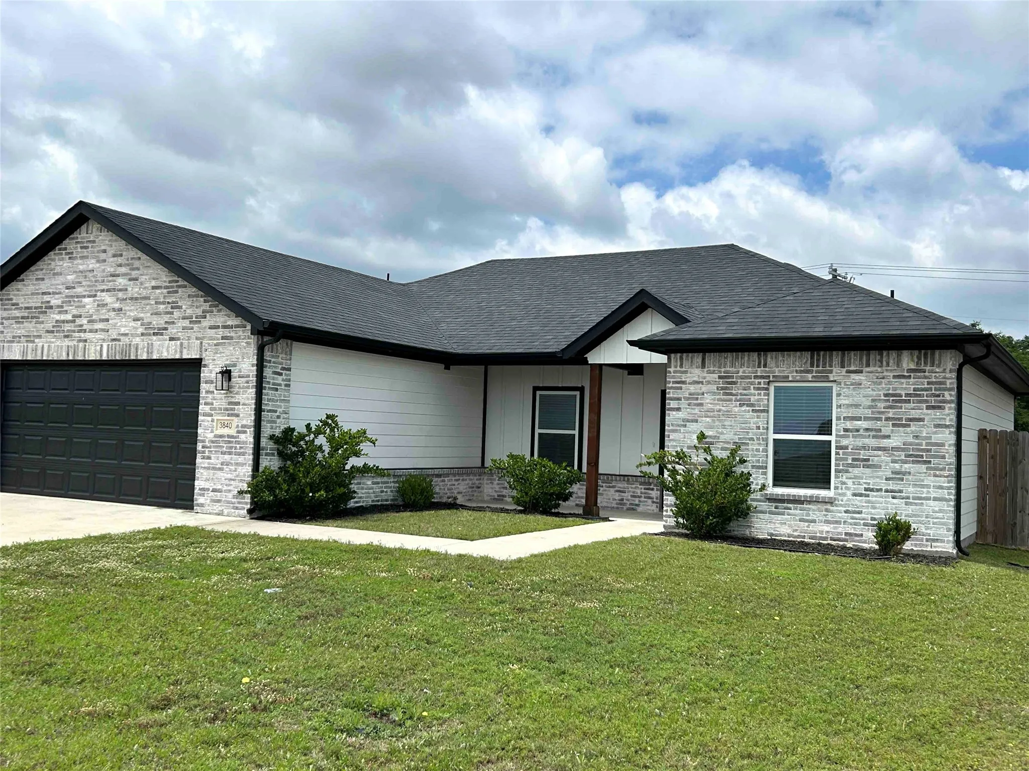 Single Family Residence For Sale in Navarro County , 3840 Skylane Avenue, Corsicana, Texas 75110, 3 Bedroom, 2 Bathroom, 2 Garage spaces, 1,401 Sqft, built in 2022, mls#21386444, Real Estate Agent in Corsicana, Homes For Sale in Navarro county, Homes For Sale in Corsicana, Realtor in Corsicana Texas, Real Estate Brokerage Independent Realty Texas, Luminita Cordes Realtor
