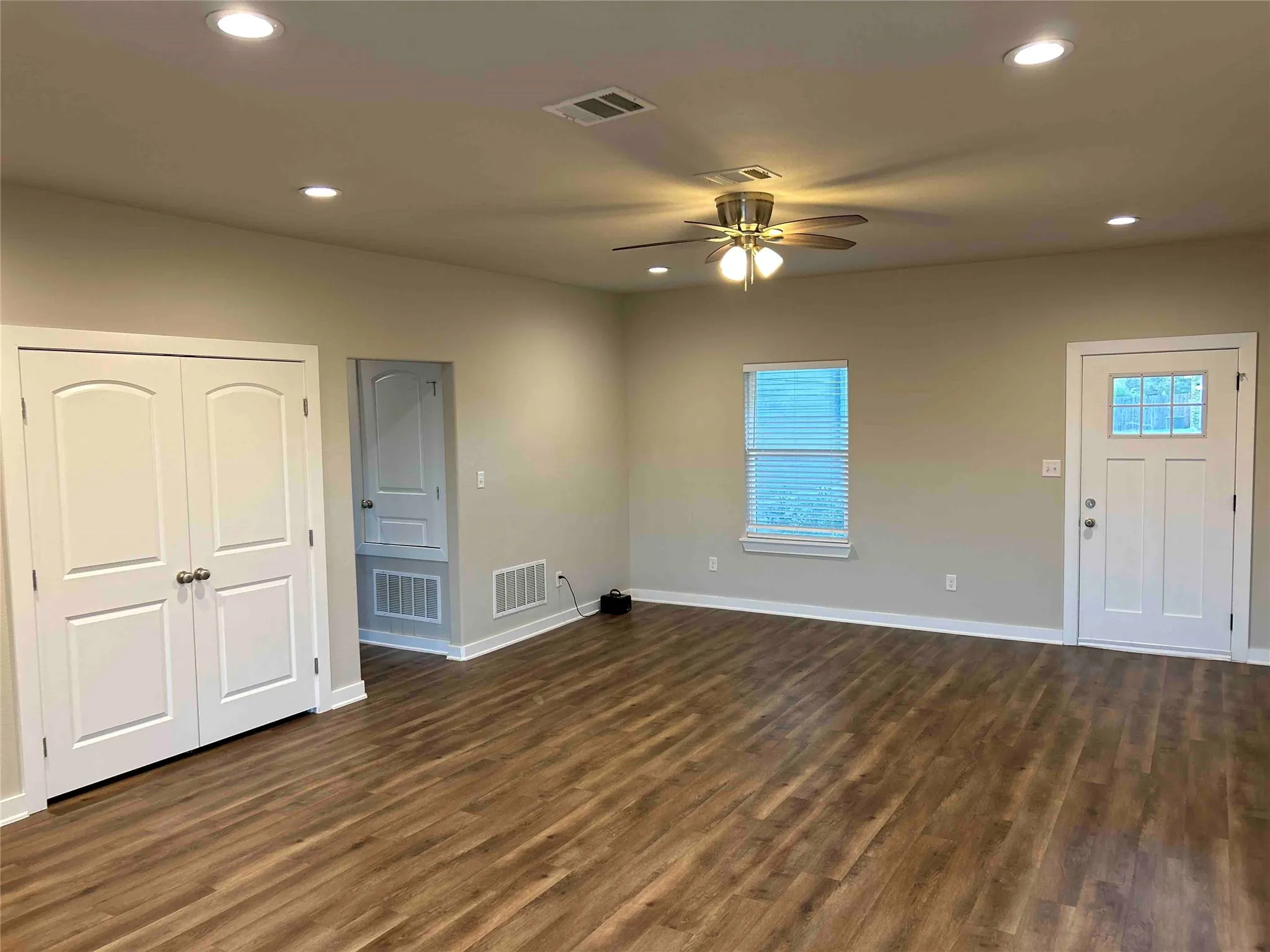 Single Family Residence For Sale in Navarro County , 3840 Skylane Avenue, Corsicana, Texas 75110, 3 Bedroom, 2 Bathroom, 2 Garage spaces, 1,401 Sqft, built in 2022, mls#21386444, Real Estate Agent in Corsicana, Homes For Sale in Navarro county, Homes For Sale in Corsicana, Realtor in Corsicana Texas, Real Estate Brokerage Independent Realty Texas, Luminita Cordes Realtor
