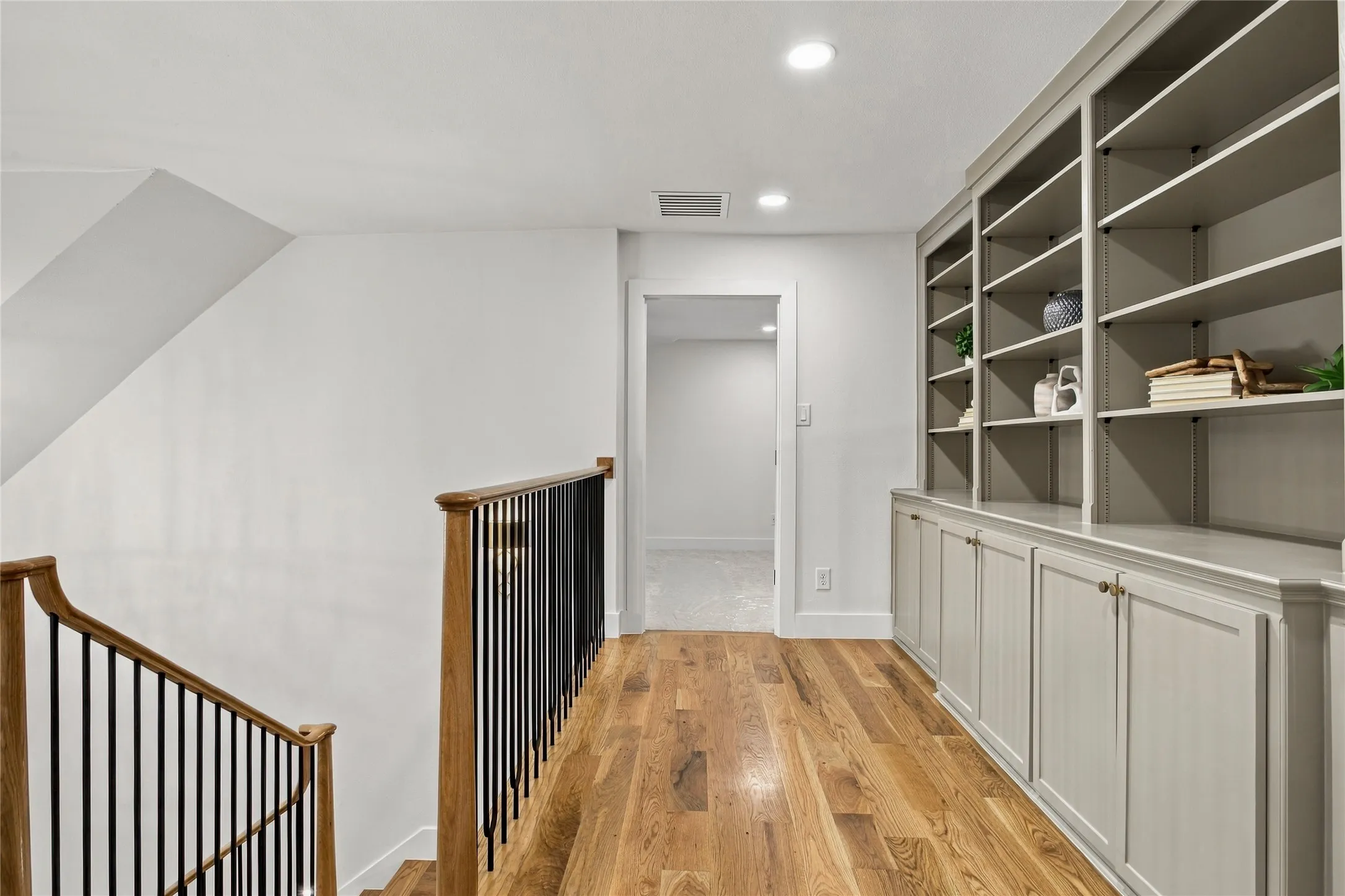 Single Family Residence For Sale in Tarrant County , 1042 Diamond Boulevard, Southlake, Texas 76092, 4 Bedroom, 5 Bathroom, 3 Garage spaces, 4,419 Sqft, built in 1985, mls#21387674, Real Estate Agent in Southlake, Homes For Sale in Tarrant county, Homes For Sale in Southlake, Realtor in Southlake Texas, Real Estate Brokerage Independent Realty Texas, Luminita Cordes Realtor