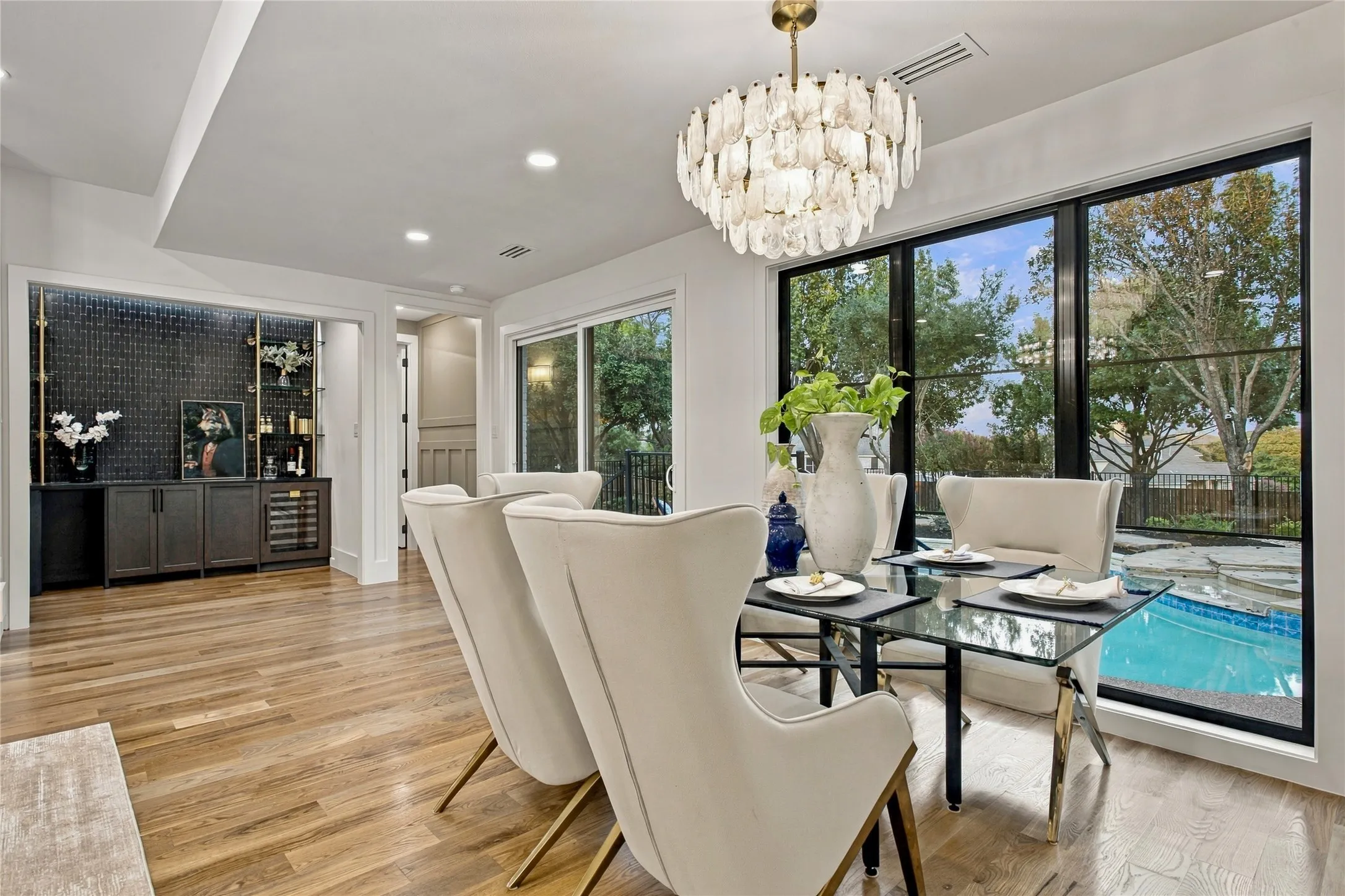 Single Family Residence For Sale in Tarrant County , 1042 Diamond Boulevard, Southlake, Texas 76092, 4 Bedroom, 5 Bathroom, 3 Garage spaces, 4,419 Sqft, built in 1985, mls#21387674, Real Estate Agent in Southlake, Homes For Sale in Tarrant county, Homes For Sale in Southlake, Realtor in Southlake Texas, Real Estate Brokerage Independent Realty Texas, Luminita Cordes Realtor