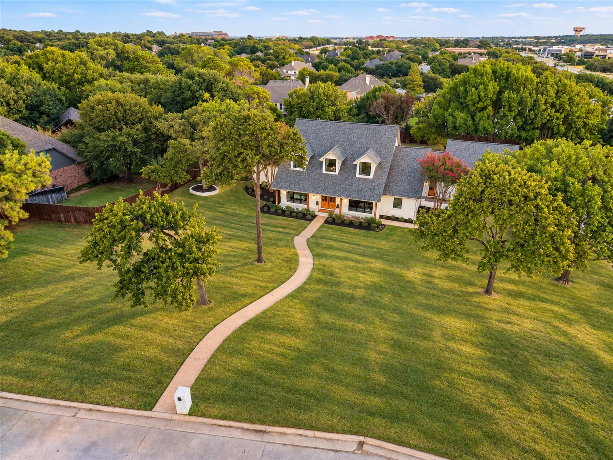 Single Family Residence For Sale in Tarrant County , 1042 Diamond Boulevard, Southlake, Texas 76092, 4 Bedroom, 5 Bathroom, 3 Garage spaces, 4,419 Sqft, built in 1985, mls#21387674, Real Estate Agent in Southlake, Homes For Sale in Tarrant county, Homes For Sale in Southlake, Realtor in Southlake Texas, Real Estate Brokerage Independent Realty Texas, Luminita Cordes Realtor
