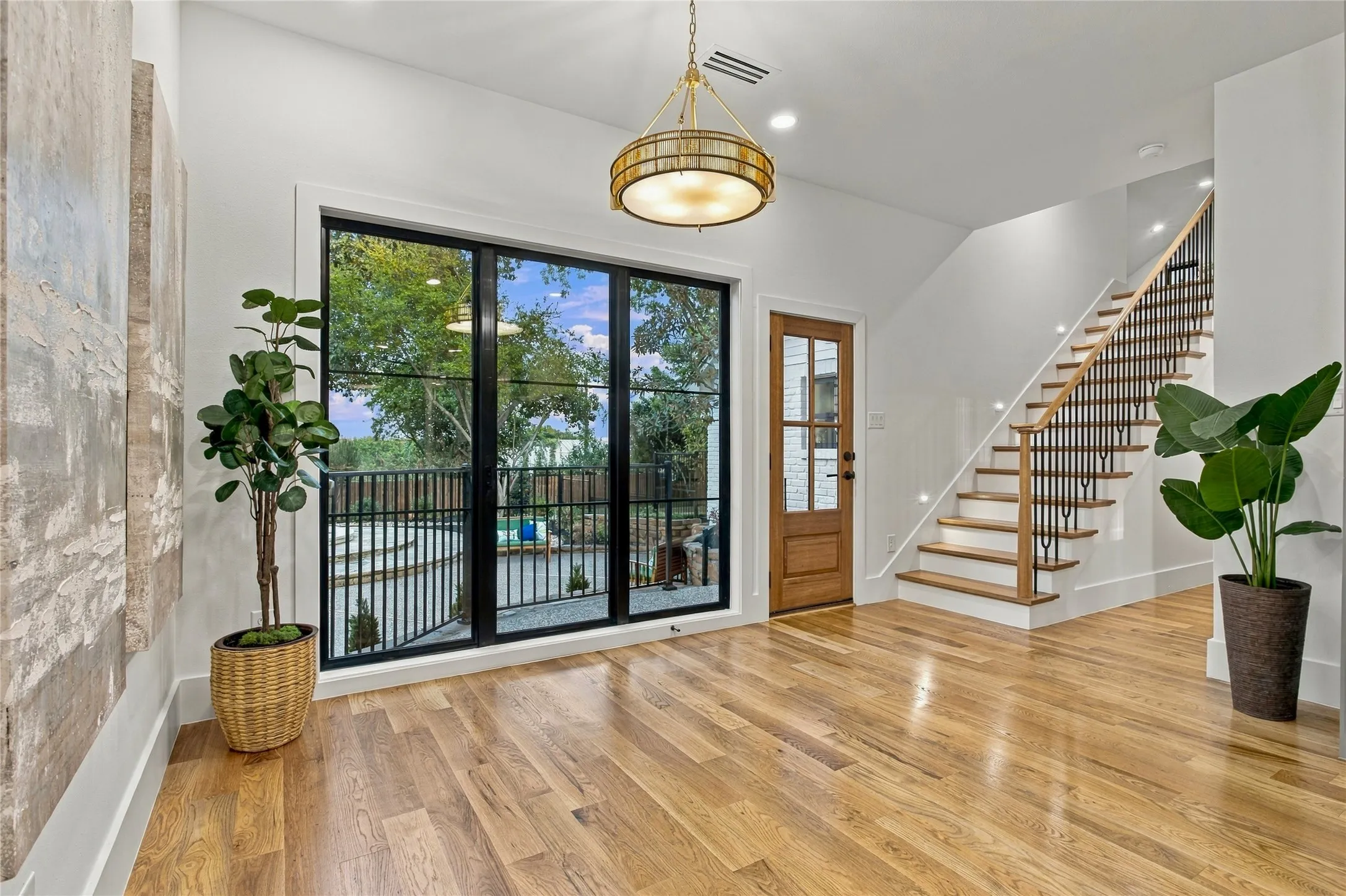 Single Family Residence For Sale in Tarrant County , 1042 Diamond Boulevard, Southlake, Texas 76092, 4 Bedroom, 5 Bathroom, 3 Garage spaces, 4,419 Sqft, built in 1985, mls#21387674, Real Estate Agent in Southlake, Homes For Sale in Tarrant county, Homes For Sale in Southlake, Realtor in Southlake Texas, Real Estate Brokerage Independent Realty Texas, Luminita Cordes Realtor