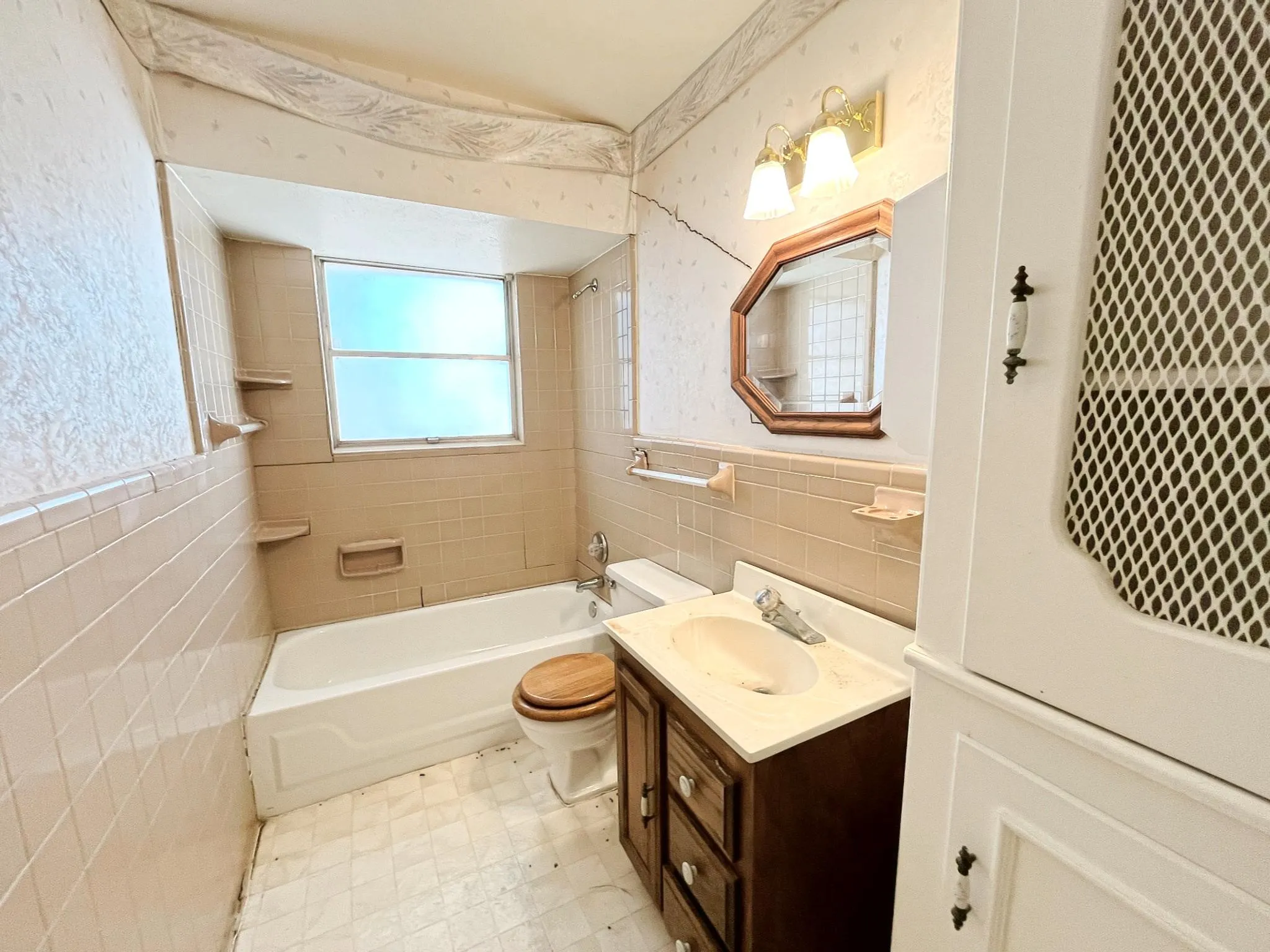 Single Family Residence For Sale in Dallas County , 917 Bluebonnet Lane, Mesquite, Texas 75149, 4 Bedroom, 2 Bathroom, Garage spaces, 1,647 Sqft, built in 1959, mls#21387619, Real Estate Agent in Mesquite, Homes For Sale in Dallas county, Homes For Sale in Mesquite, Realtor in Mesquite Texas, Real Estate Brokerage Independent Realty Texas, Luminita Cordes Realtor