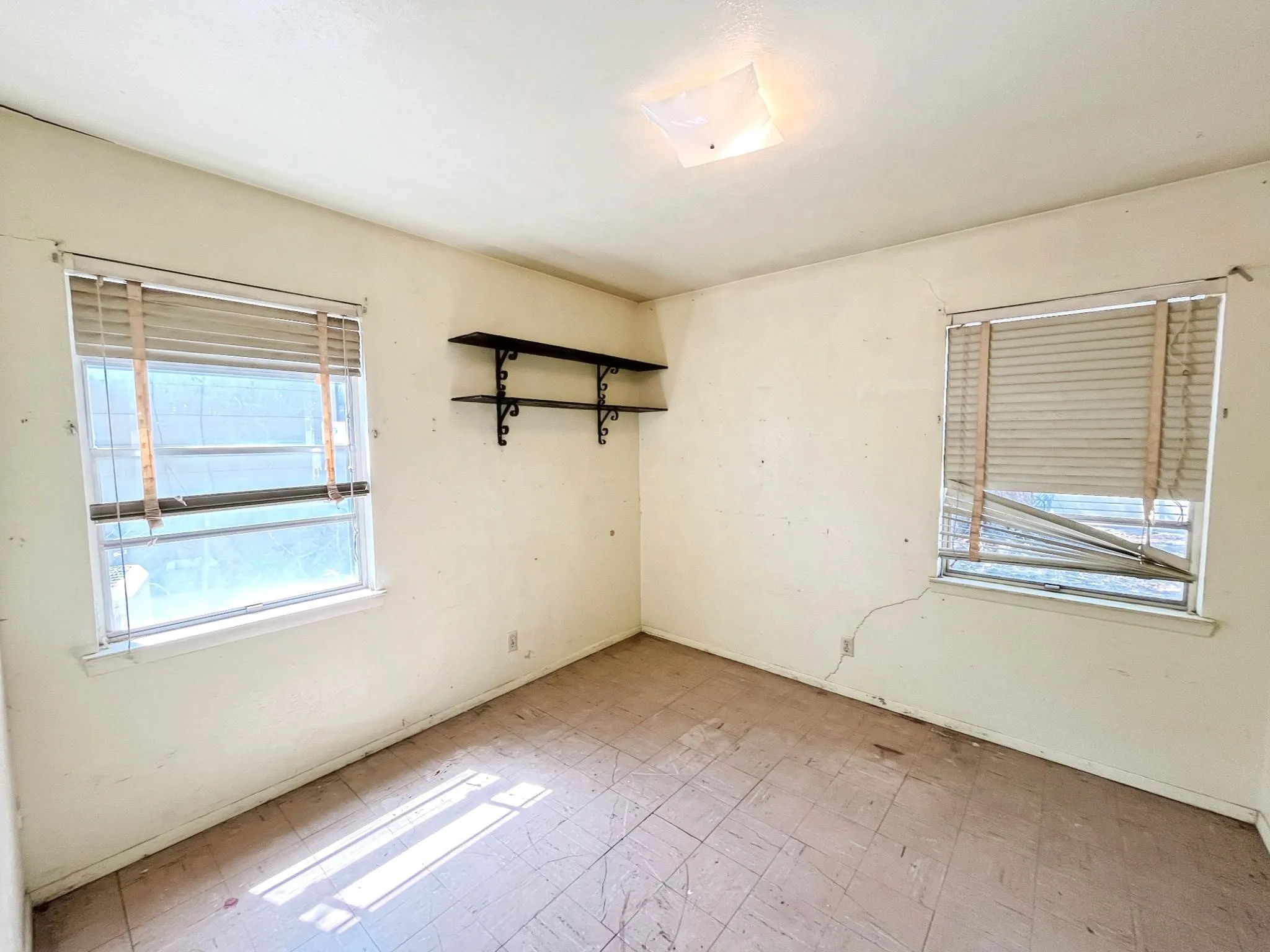 Single Family Residence For Sale in Dallas County , 917 Bluebonnet Lane, Mesquite, Texas 75149, 4 Bedroom, 2 Bathroom, Garage spaces, 1,647 Sqft, built in 1959, mls#21387619, Real Estate Agent in Mesquite, Homes For Sale in Dallas county, Homes For Sale in Mesquite, Realtor in Mesquite Texas, Real Estate Brokerage Independent Realty Texas, Luminita Cordes Realtor