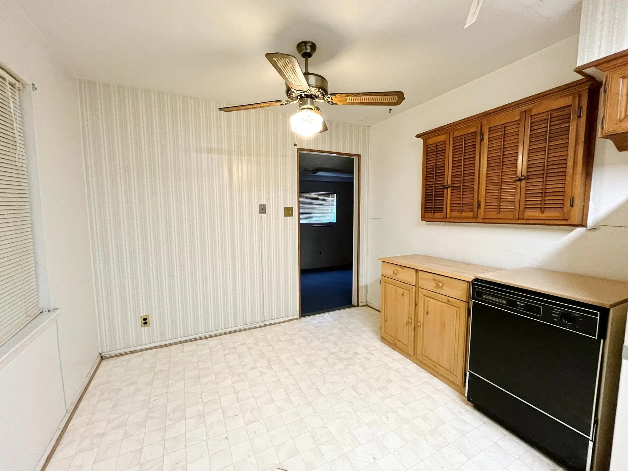Single Family Residence For Sale in Dallas County , 917 Bluebonnet Lane, Mesquite, Texas 75149, 4 Bedroom, 2 Bathroom, Garage spaces, 1,647 Sqft, built in 1959, mls#21387619, Real Estate Agent in Mesquite, Homes For Sale in Dallas county, Homes For Sale in Mesquite, Realtor in Mesquite Texas, Real Estate Brokerage Independent Realty Texas, Luminita Cordes Realtor