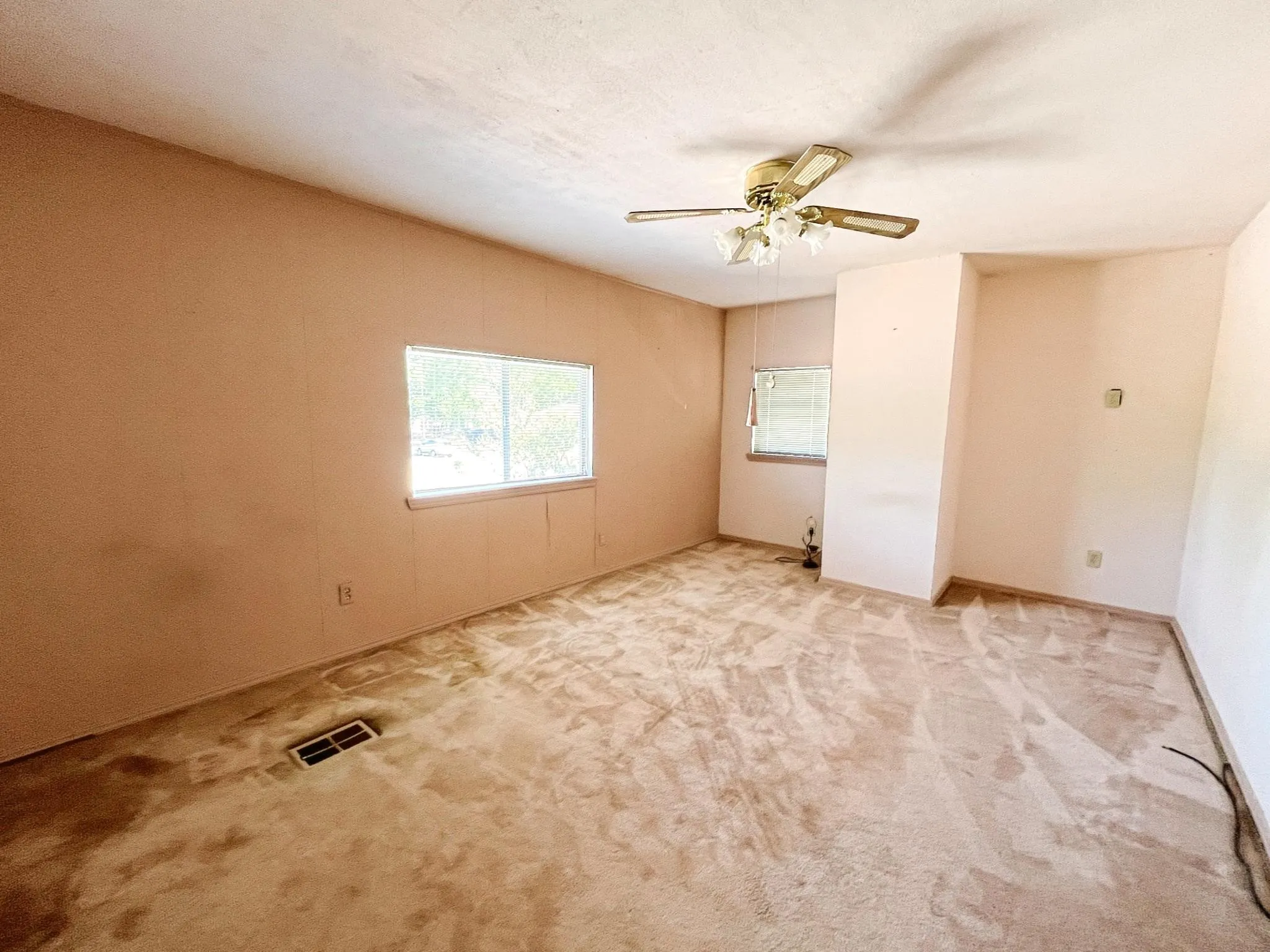 Single Family Residence For Sale in Dallas County , 917 Bluebonnet Lane, Mesquite, Texas 75149, 4 Bedroom, 2 Bathroom, Garage spaces, 1,647 Sqft, built in 1959, mls#21387619, Real Estate Agent in Mesquite, Homes For Sale in Dallas county, Homes For Sale in Mesquite, Realtor in Mesquite Texas, Real Estate Brokerage Independent Realty Texas, Luminita Cordes Realtor