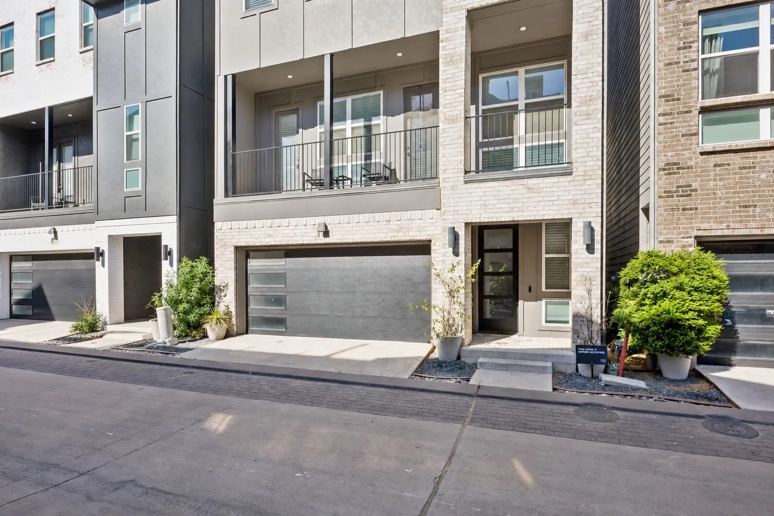 Single Family Residence For Sale in Dallas County , 2637 Carolwood Lane, Dallas, Texas 75212, 3 Bedroom, 4 Bathroom, 2 Garage spaces, 1,921 Sqft, built in 2021, mls#21384001, Real Estate Agent in Dallas, Homes For Sale in Dallas county, Homes For Sale in Dallas, Realtor in Dallas Texas, Real Estate Brokerage Independent Realty Texas, Luminita Cordes Realtor