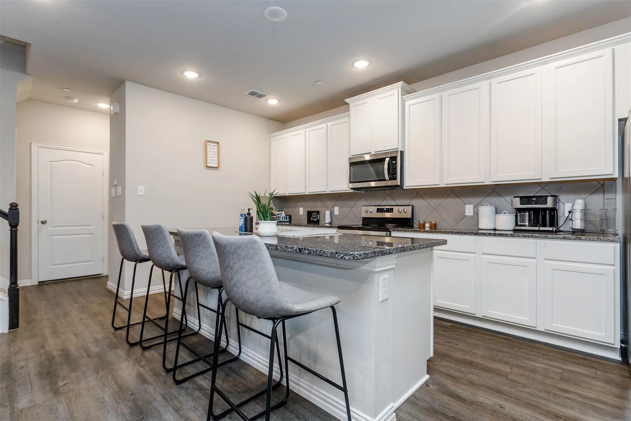Townhouse For Rent in Denton County , 1270 Alamo Drive, Lewisville, Texas 75077, 3 Bedroom, 3 Bathroom, 2 Garage spaces, 1,750 Sqft, built in 2022, mls#21387775, Real Estate Agent in Lewisville, Homes For Rent in Denton county, Homes For Rent in Lewisville, Realtor in Lewisville Texas, Real Estate Brokerage Independent Realty Texas, Luminita Cordes Realtor