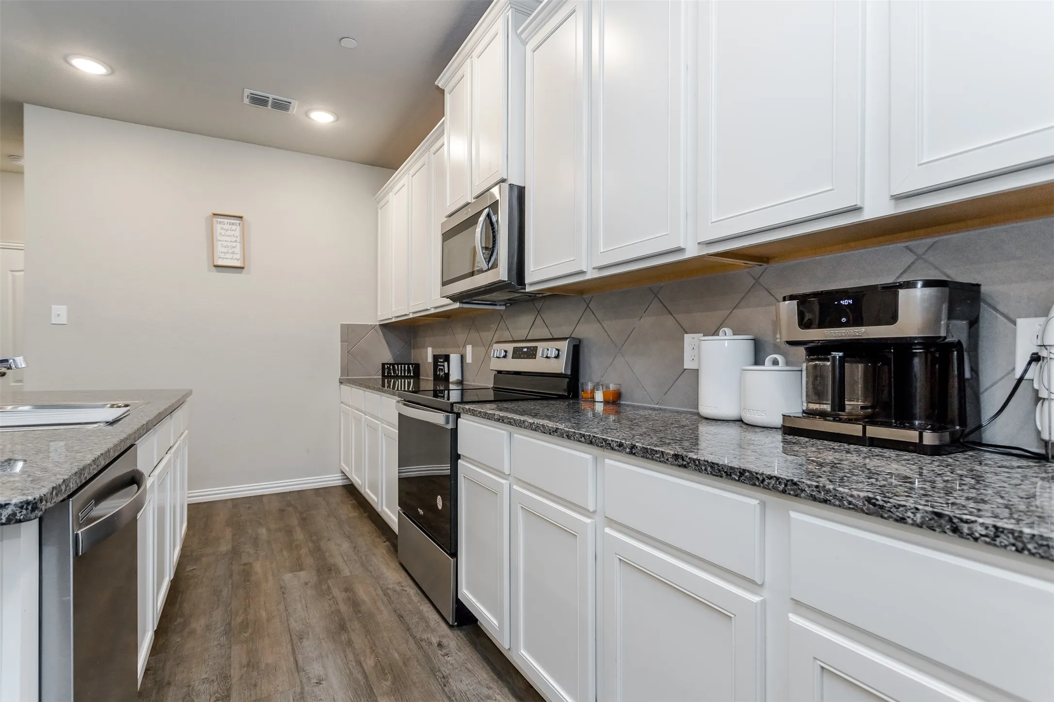 Townhouse For Rent in Denton County , 1270 Alamo Drive, Lewisville, Texas 75077, 3 Bedroom, 3 Bathroom, 2 Garage spaces, 1,750 Sqft, built in 2022, mls#21387775, Real Estate Agent in Lewisville, Homes For Rent in Denton county, Homes For Rent in Lewisville, Realtor in Lewisville Texas, Real Estate Brokerage Independent Realty Texas, Luminita Cordes Realtor