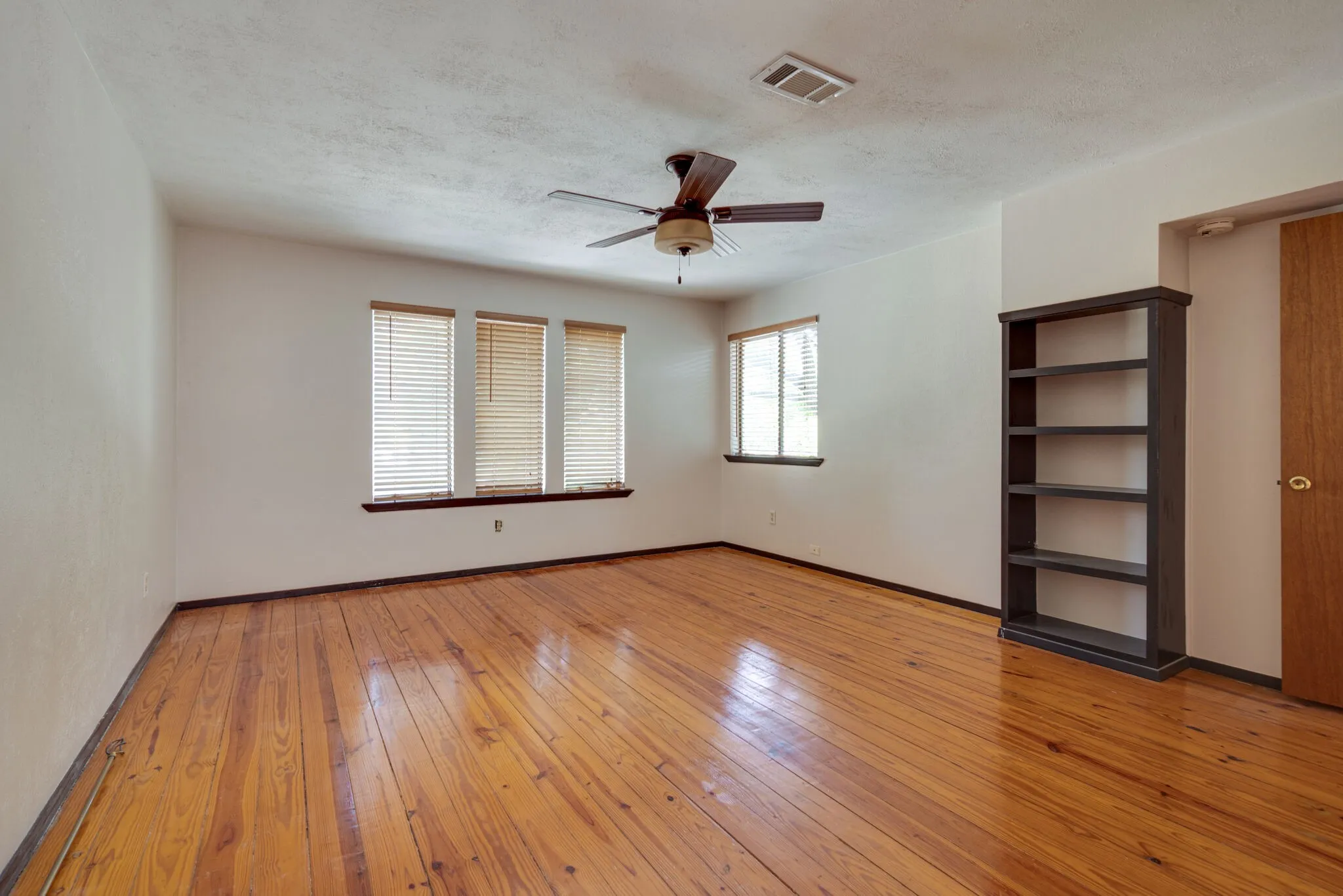 Single Family Residence For Rent in Tarrant County , 1301 Dublin Street, Grapevine, Texas 76051, 4 Bedroom, 3 Bathroom, 2 Garage spaces, 2,300 Sqft, built in 1985, mls#21383834, Real Estate Agent in Grapevine, Homes For Rent in Tarrant county, Homes For Rent in Grapevine, Realtor in Grapevine Texas, Real Estate Brokerage Independent Realty Texas, Luminita Cordes Realtor