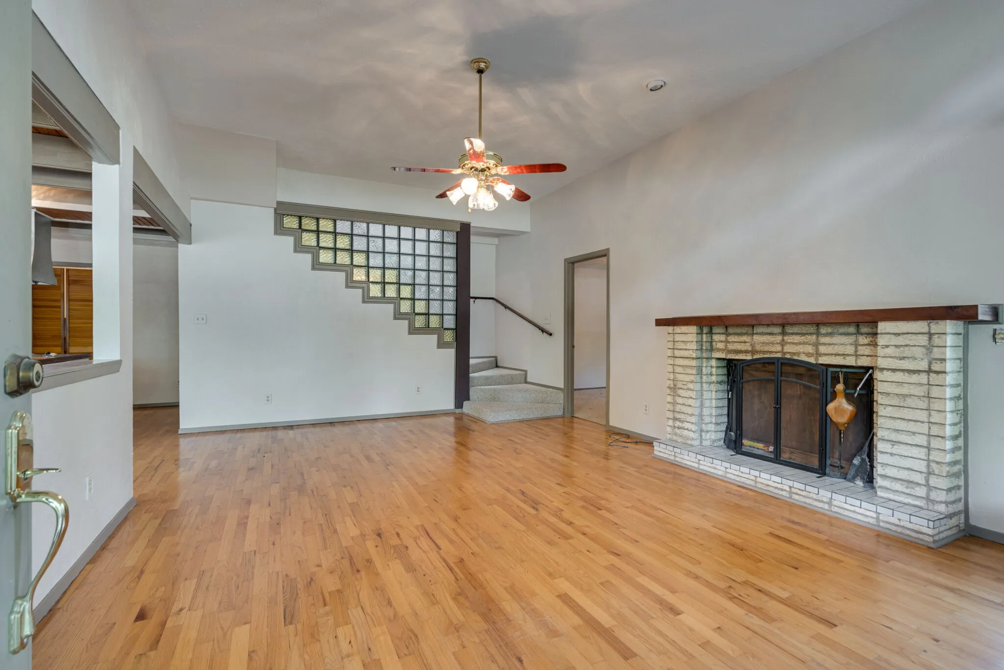 Single Family Residence For Rent in Tarrant County , 1301 Dublin Street, Grapevine, Texas 76051, 4 Bedroom, 3 Bathroom, 2 Garage spaces, 2,300 Sqft, built in 1985, mls#21383834, Real Estate Agent in Grapevine, Homes For Rent in Tarrant county, Homes For Rent in Grapevine, Realtor in Grapevine Texas, Real Estate Brokerage Independent Realty Texas, Luminita Cordes Realtor