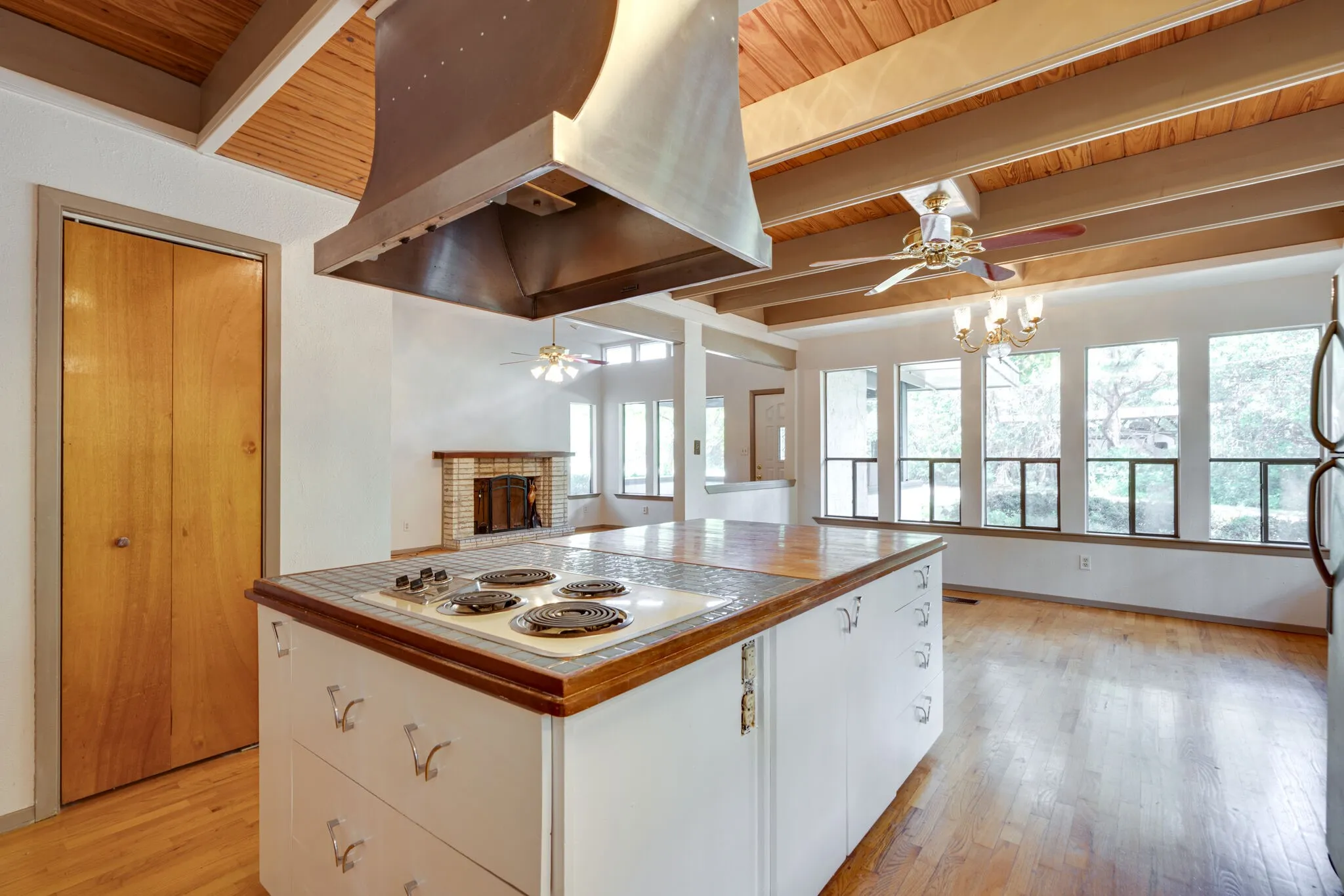Single Family Residence For Rent in Tarrant County , 1301 Dublin Street, Grapevine, Texas 76051, 4 Bedroom, 3 Bathroom, 2 Garage spaces, 2,300 Sqft, built in 1985, mls#21383834, Real Estate Agent in Grapevine, Homes For Rent in Tarrant county, Homes For Rent in Grapevine, Realtor in Grapevine Texas, Real Estate Brokerage Independent Realty Texas, Luminita Cordes Realtor