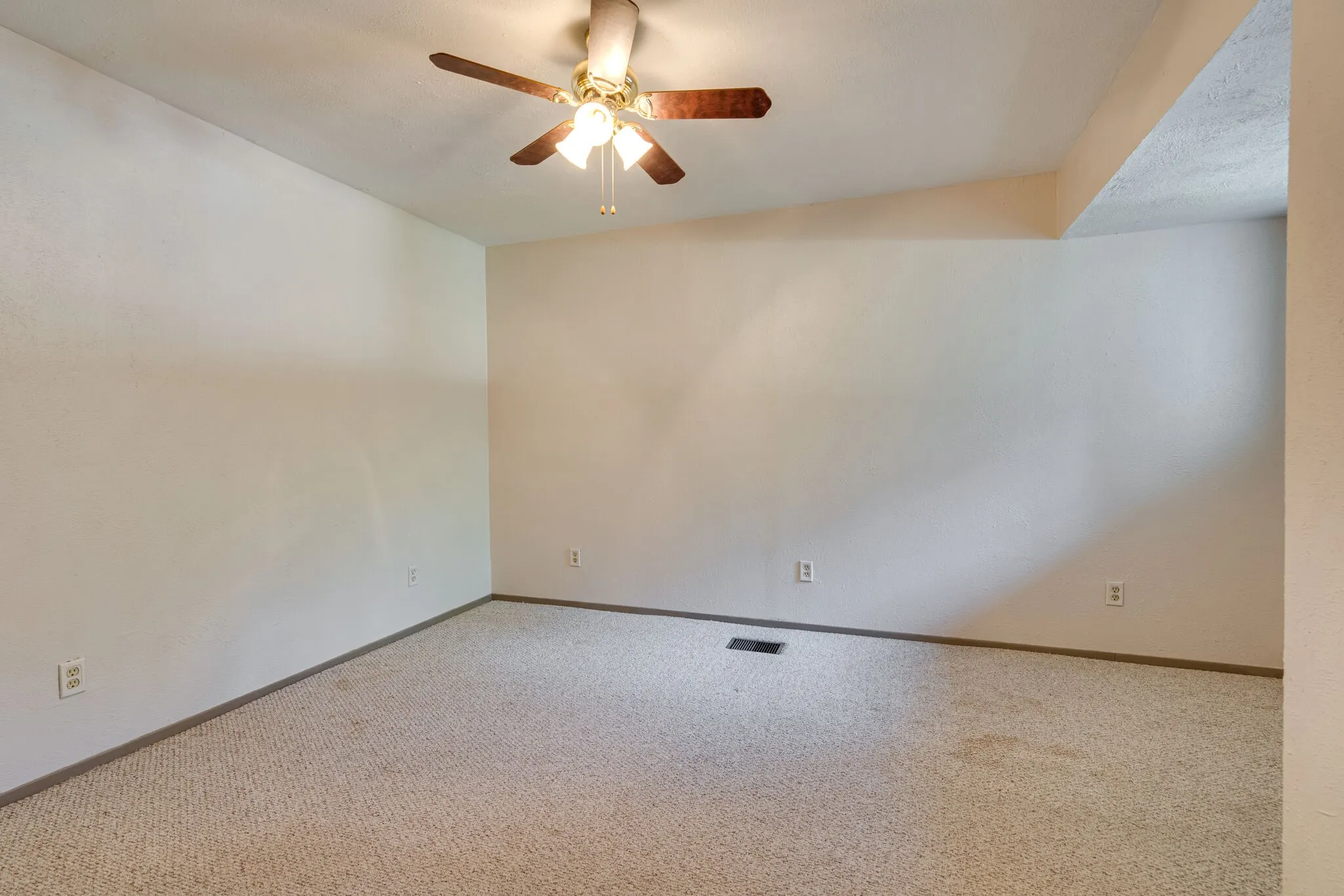Single Family Residence For Rent in Tarrant County , 1301 Dublin Street, Grapevine, Texas 76051, 4 Bedroom, 3 Bathroom, 2 Garage spaces, 2,300 Sqft, built in 1985, mls#21383834, Real Estate Agent in Grapevine, Homes For Rent in Tarrant county, Homes For Rent in Grapevine, Realtor in Grapevine Texas, Real Estate Brokerage Independent Realty Texas, Luminita Cordes Realtor