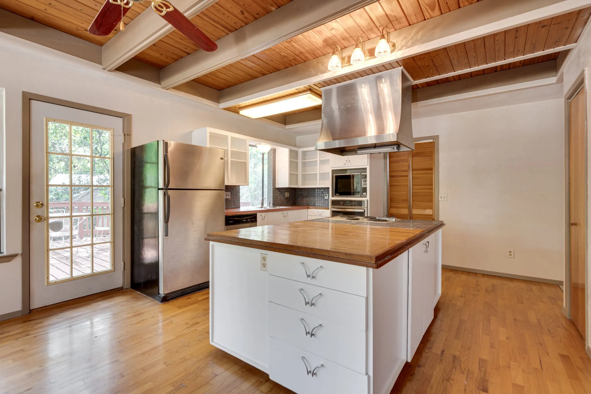 Single Family Residence For Rent in Tarrant County , 1301 Dublin Street, Grapevine, Texas 76051, 4 Bedroom, 3 Bathroom, 2 Garage spaces, 2,300 Sqft, built in 1985, mls#21383834, Real Estate Agent in Grapevine, Homes For Rent in Tarrant county, Homes For Rent in Grapevine, Realtor in Grapevine Texas, Real Estate Brokerage Independent Realty Texas, Luminita Cordes Realtor