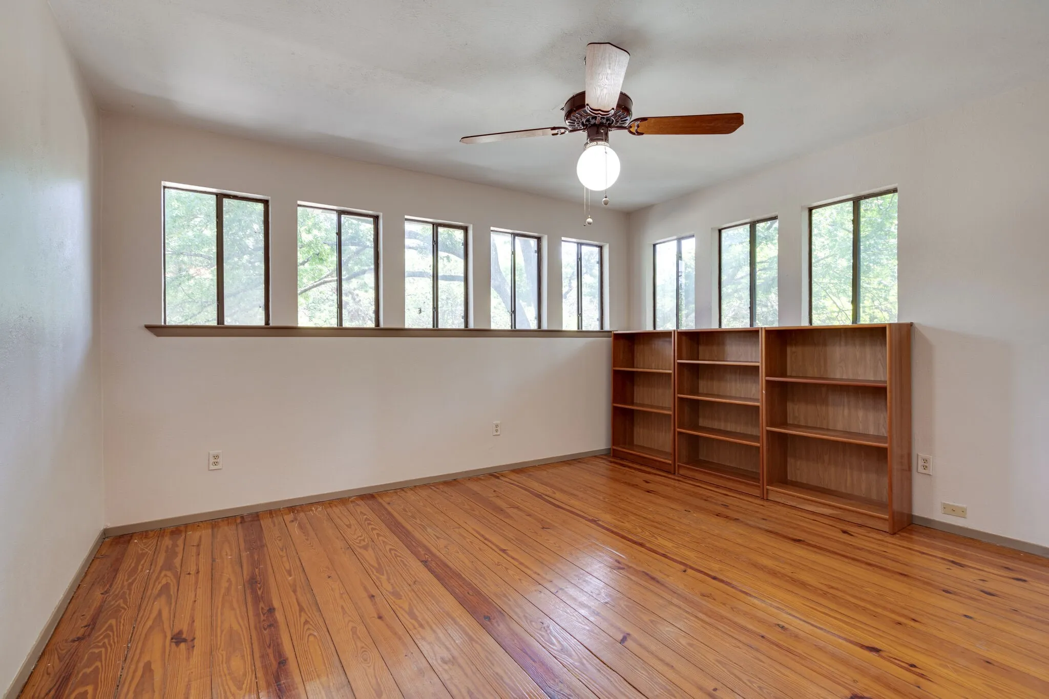 Single Family Residence For Rent in Tarrant County , 1301 Dublin Street, Grapevine, Texas 76051, 4 Bedroom, 3 Bathroom, 2 Garage spaces, 2,300 Sqft, built in 1985, mls#21383834, Real Estate Agent in Grapevine, Homes For Rent in Tarrant county, Homes For Rent in Grapevine, Realtor in Grapevine Texas, Real Estate Brokerage Independent Realty Texas, Luminita Cordes Realtor