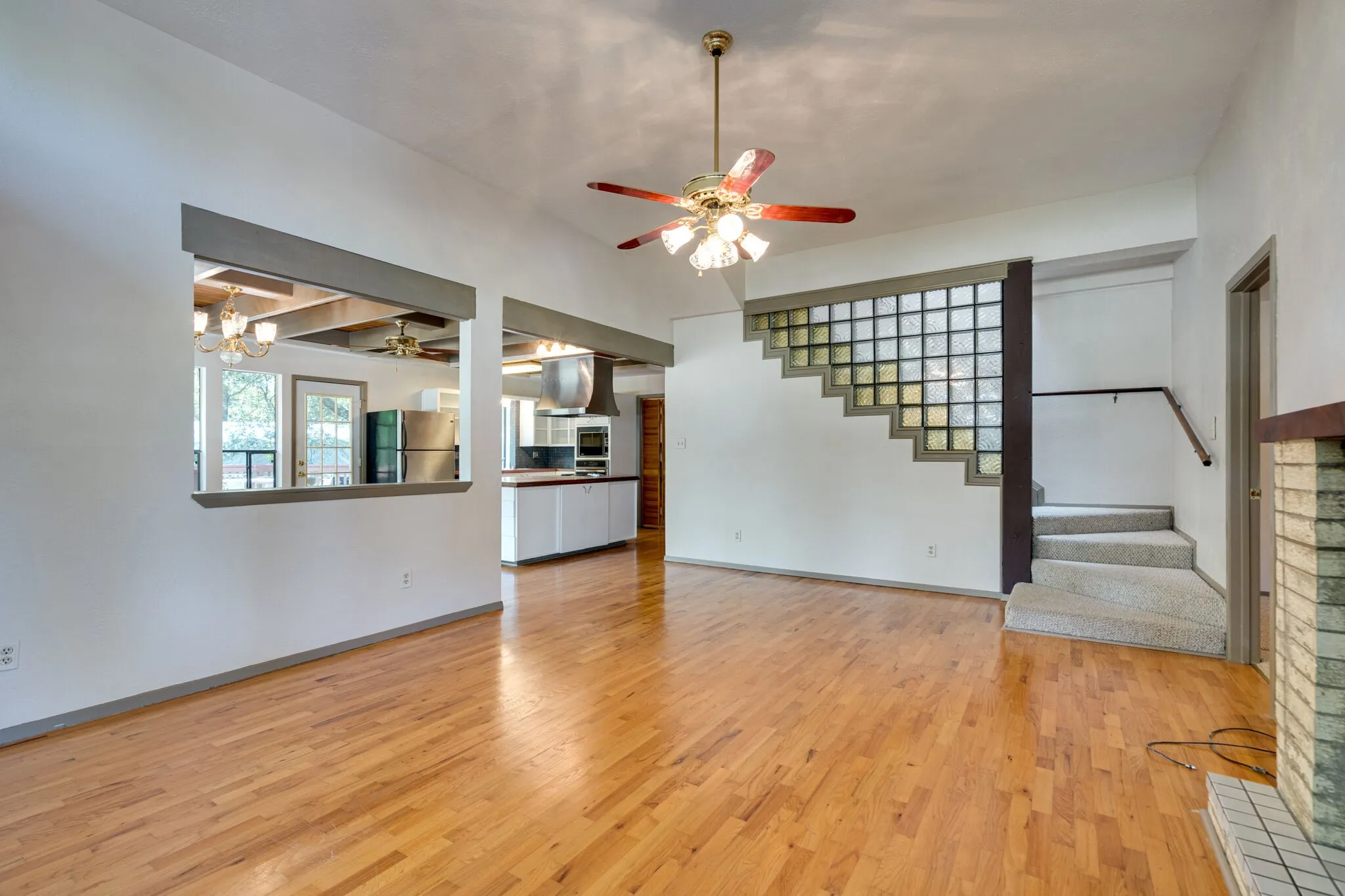 Single Family Residence For Rent in Tarrant County , 1301 Dublin Street, Grapevine, Texas 76051, 4 Bedroom, 3 Bathroom, 2 Garage spaces, 2,300 Sqft, built in 1985, mls#21383834, Real Estate Agent in Grapevine, Homes For Rent in Tarrant county, Homes For Rent in Grapevine, Realtor in Grapevine Texas, Real Estate Brokerage Independent Realty Texas, Luminita Cordes Realtor
