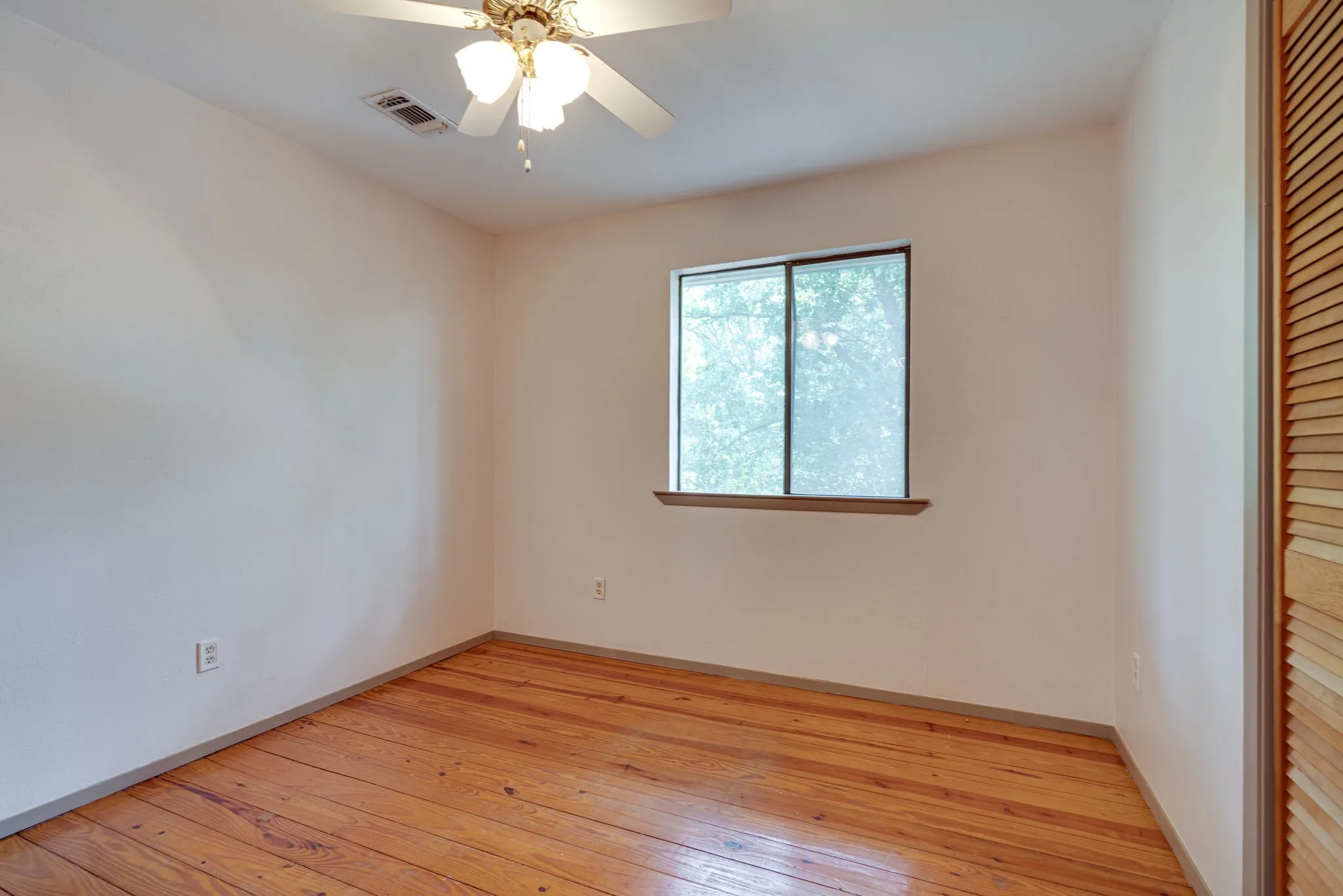 Single Family Residence For Rent in Tarrant County , 1301 Dublin Street, Grapevine, Texas 76051, 4 Bedroom, 3 Bathroom, 2 Garage spaces, 2,300 Sqft, built in 1985, mls#21383834, Real Estate Agent in Grapevine, Homes For Rent in Tarrant county, Homes For Rent in Grapevine, Realtor in Grapevine Texas, Real Estate Brokerage Independent Realty Texas, Luminita Cordes Realtor