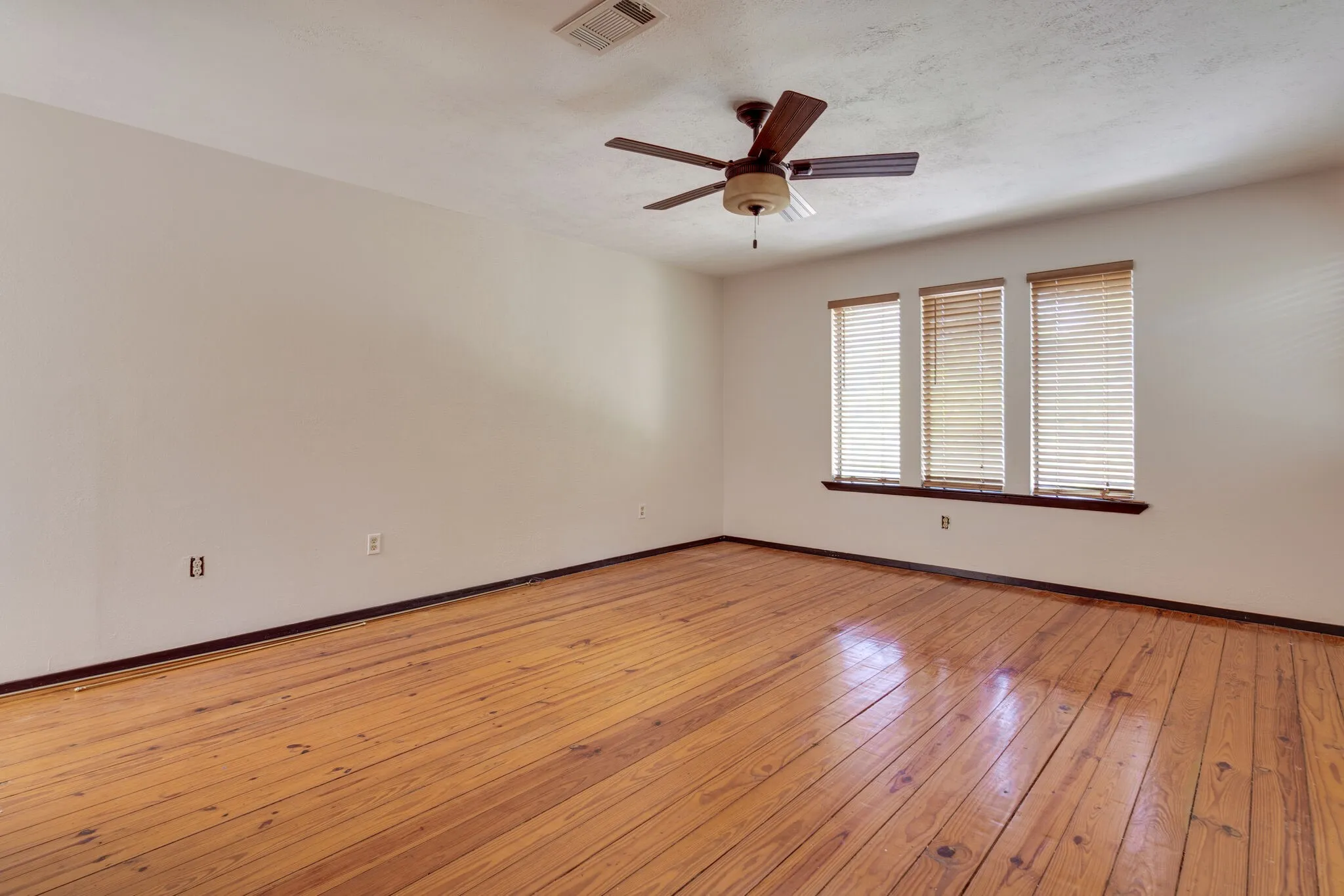Single Family Residence For Rent in Tarrant County , 1301 Dublin Street, Grapevine, Texas 76051, 4 Bedroom, 3 Bathroom, 2 Garage spaces, 2,300 Sqft, built in 1985, mls#21383834, Real Estate Agent in Grapevine, Homes For Rent in Tarrant county, Homes For Rent in Grapevine, Realtor in Grapevine Texas, Real Estate Brokerage Independent Realty Texas, Luminita Cordes Realtor