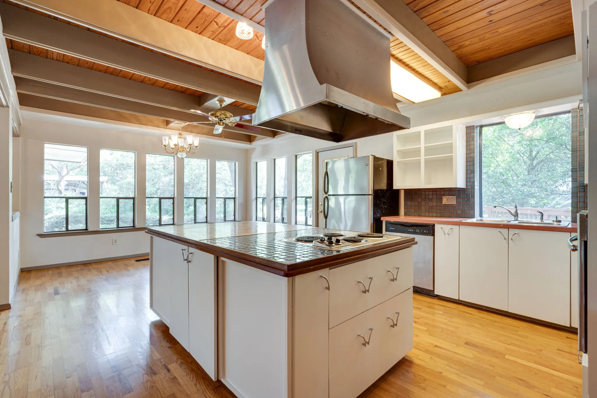 Single Family Residence For Rent in Tarrant County , 1301 Dublin Street, Grapevine, Texas 76051, 4 Bedroom, 3 Bathroom, 2 Garage spaces, 2,300 Sqft, built in 1985, mls#21383834, Real Estate Agent in Grapevine, Homes For Rent in Tarrant county, Homes For Rent in Grapevine, Realtor in Grapevine Texas, Real Estate Brokerage Independent Realty Texas, Luminita Cordes Realtor