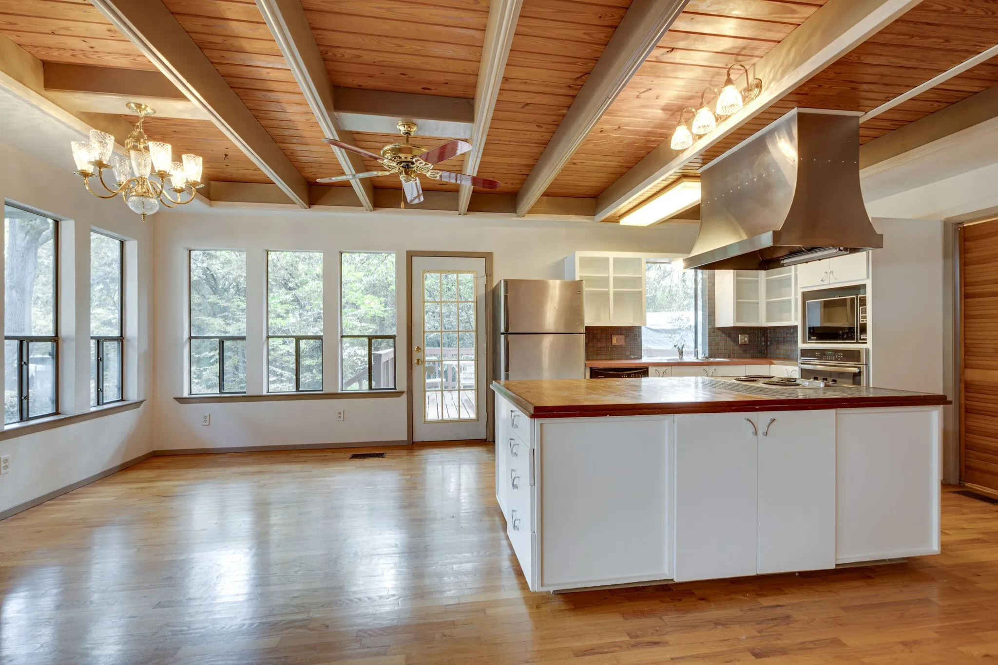 Single Family Residence For Rent in Tarrant County , 1301 Dublin Street, Grapevine, Texas 76051, 4 Bedroom, 3 Bathroom, 2 Garage spaces, 2,300 Sqft, built in 1985, mls#21383834, Real Estate Agent in Grapevine, Homes For Rent in Tarrant county, Homes For Rent in Grapevine, Realtor in Grapevine Texas, Real Estate Brokerage Independent Realty Texas, Luminita Cordes Realtor