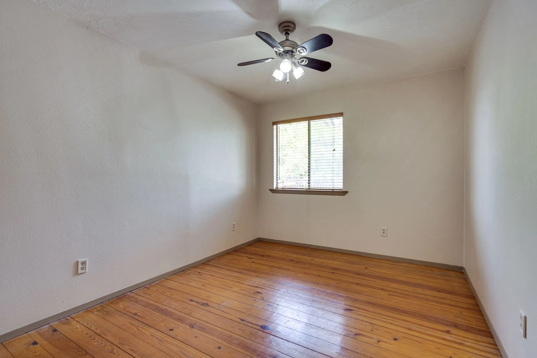 Single Family Residence For Rent in Tarrant County , 1301 Dublin Street, Grapevine, Texas 76051, 4 Bedroom, 3 Bathroom, 2 Garage spaces, 2,300 Sqft, built in 1985, mls#21383834, Real Estate Agent in Grapevine, Homes For Rent in Tarrant county, Homes For Rent in Grapevine, Realtor in Grapevine Texas, Real Estate Brokerage Independent Realty Texas, Luminita Cordes Realtor