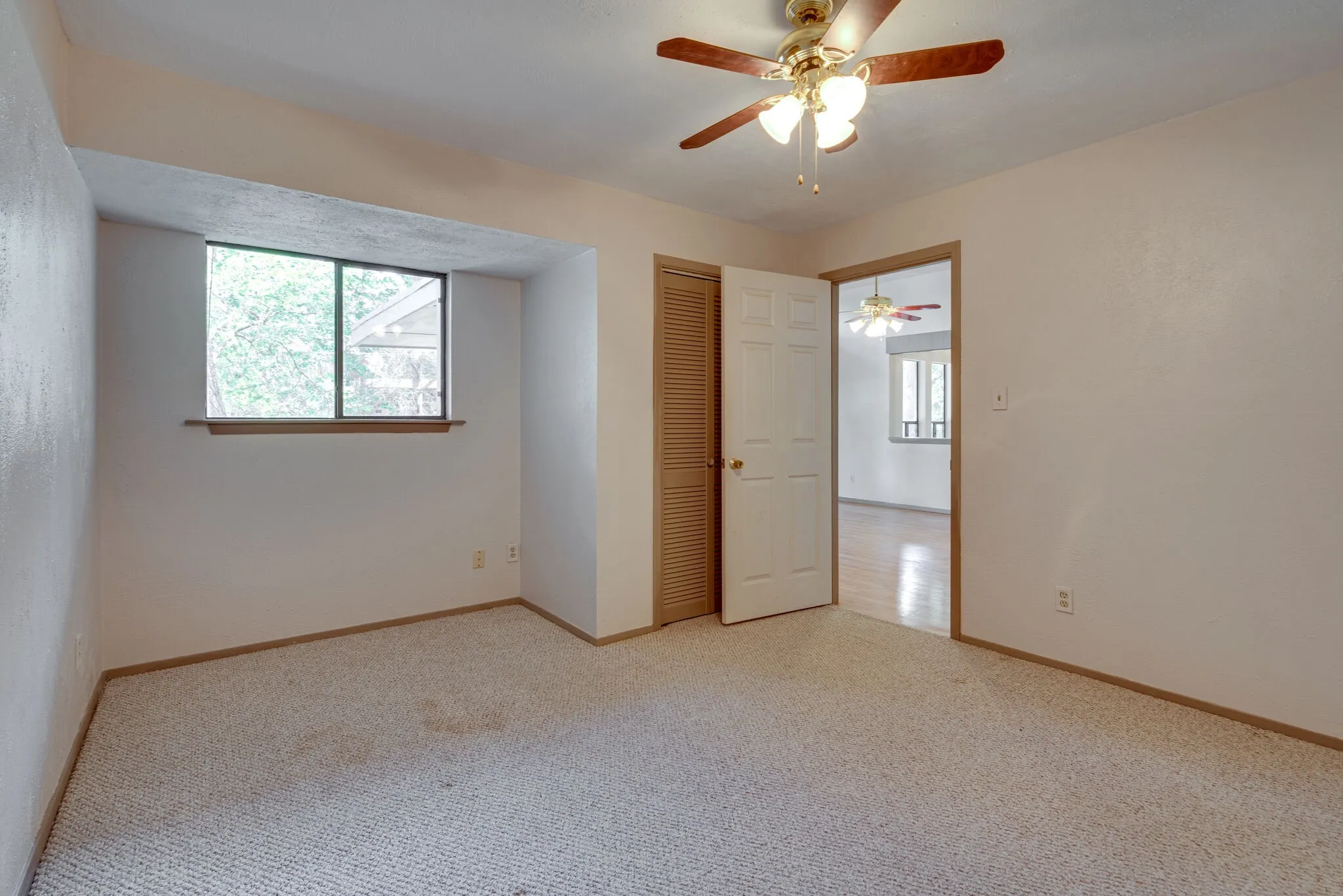 Single Family Residence For Rent in Tarrant County , 1301 Dublin Street, Grapevine, Texas 76051, 4 Bedroom, 3 Bathroom, 2 Garage spaces, 2,300 Sqft, built in 1985, mls#21383834, Real Estate Agent in Grapevine, Homes For Rent in Tarrant county, Homes For Rent in Grapevine, Realtor in Grapevine Texas, Real Estate Brokerage Independent Realty Texas, Luminita Cordes Realtor