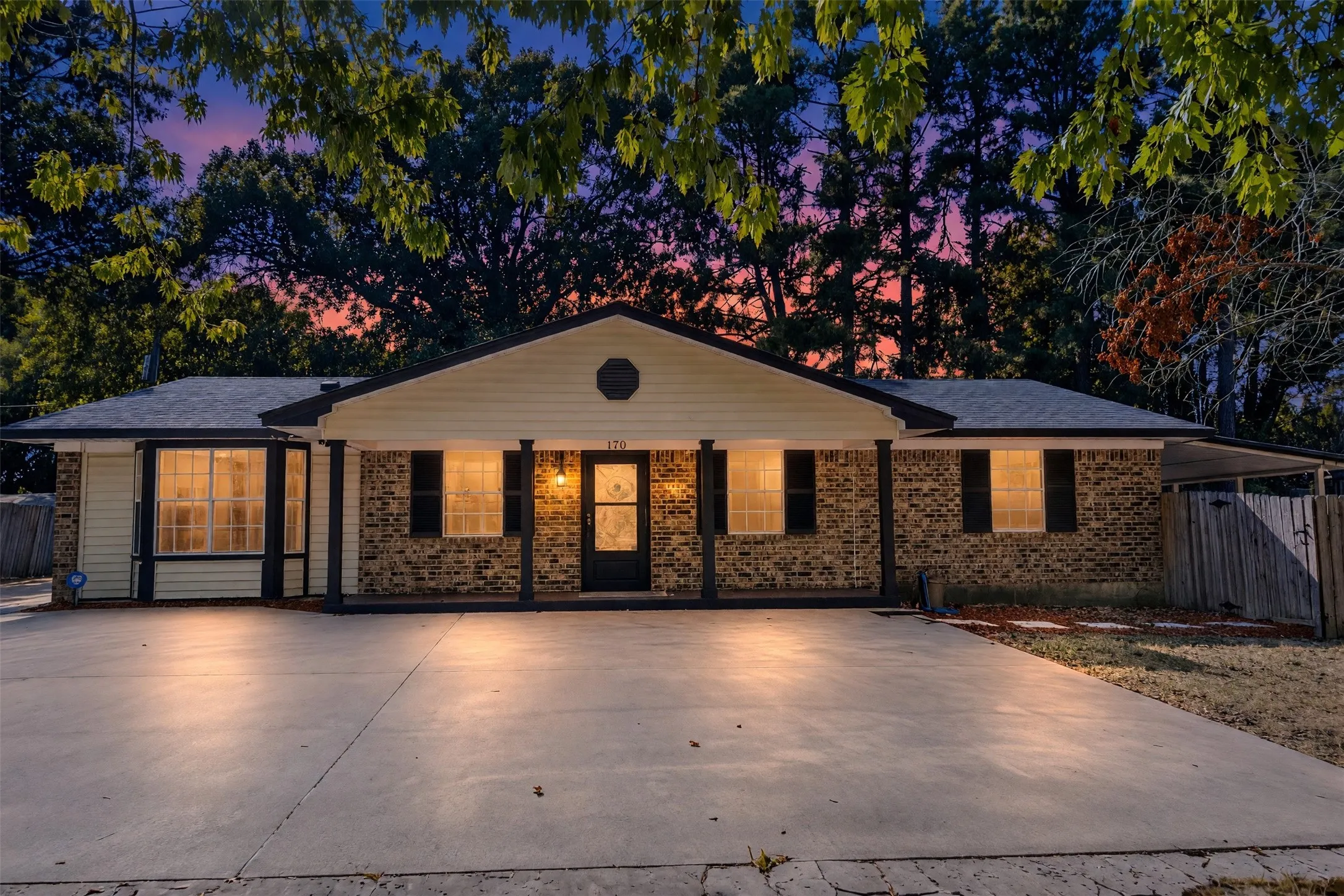 Single Family Residence For Sale in Hopkins County , 170 County Road 1211, Sulphur Springs, Texas 75482, 4 Bedroom, 3 Bathroom, Garage spaces, 1,688 Sqft, built in 1973, mls#21385850, Real Estate Agent in Sulphur Springs, Homes For Sale in Hopkins county, Homes For Sale in Sulphur Springs, Realtor in Sulphur Springs Texas, Real Estate Brokerage Independent Realty Texas, Luminita Cordes Realtor