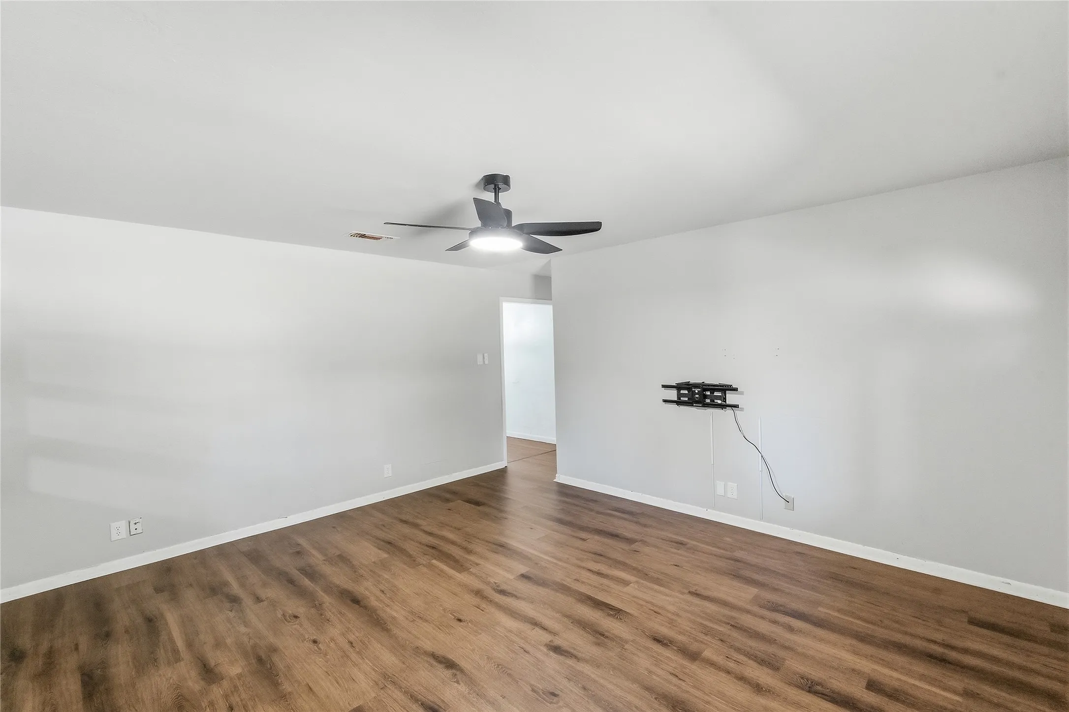 Single Family Residence For Sale in Hopkins County , 170 County Road 1211, Sulphur Springs, Texas 75482, 4 Bedroom, 3 Bathroom, Garage spaces, 1,688 Sqft, built in 1973, mls#21385850, Real Estate Agent in Sulphur Springs, Homes For Sale in Hopkins county, Homes For Sale in Sulphur Springs, Realtor in Sulphur Springs Texas, Real Estate Brokerage Independent Realty Texas, Luminita Cordes Realtor